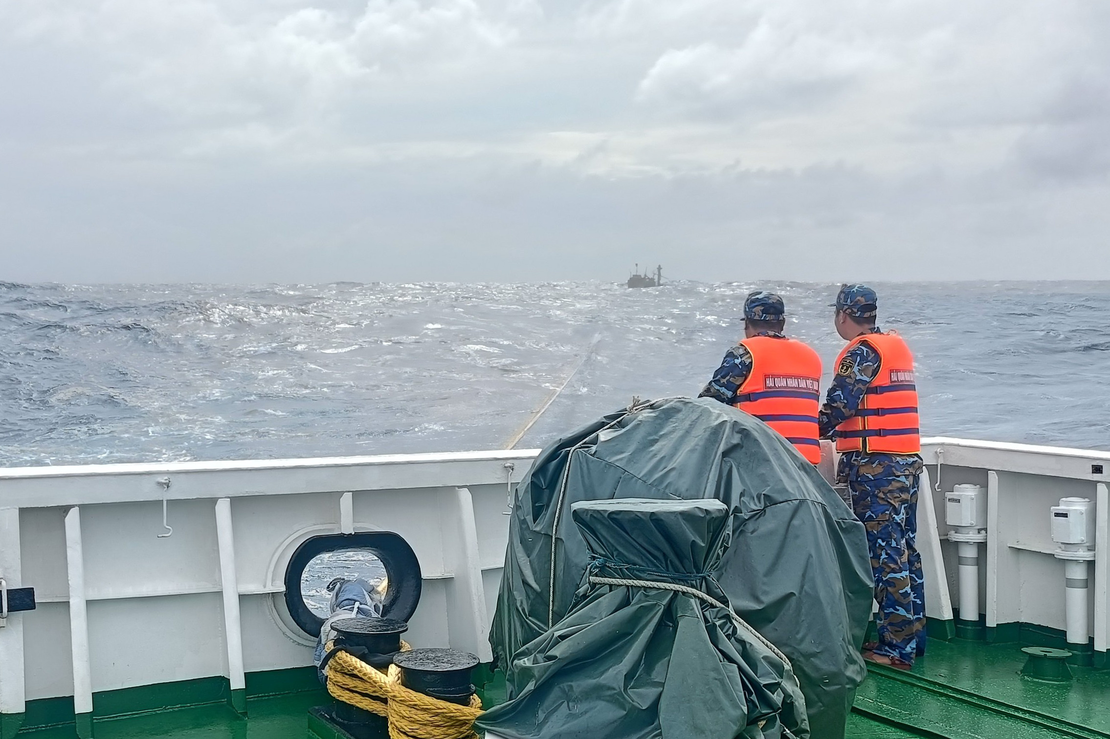 Tàu 467, Vùng 4 Hải quân lai kéo tàu cá Bình Định gặp nạn trên biển