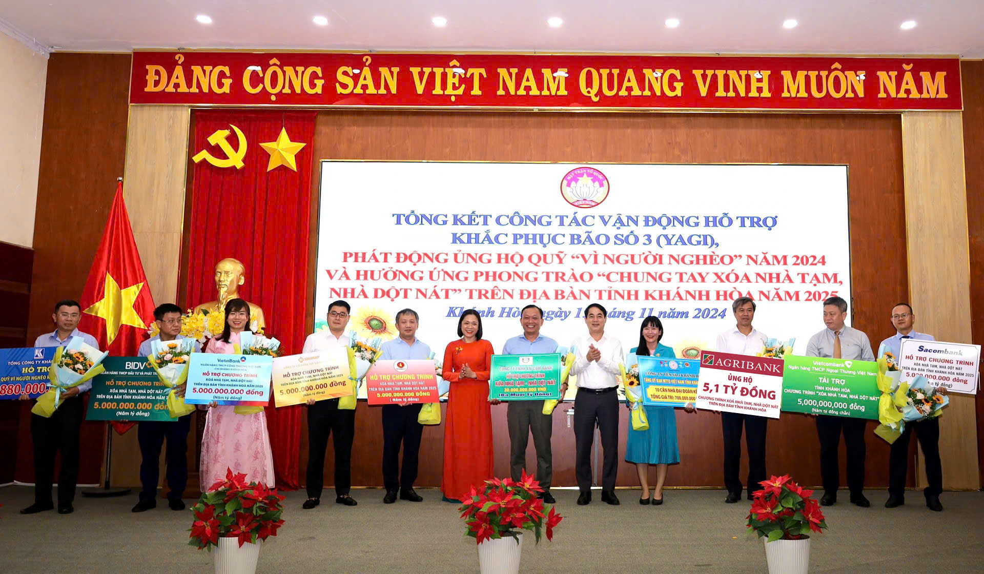 Bí thư Tỉnh ủy Nghiêm Xuân Thành và&nbsp;Chủ tịch UBMTTQ Việt Nam tỉnh Trần Thu Mai tặng hoa và tiếp nhận ủng hộ từ các doanh nghiệp, tổ chức.