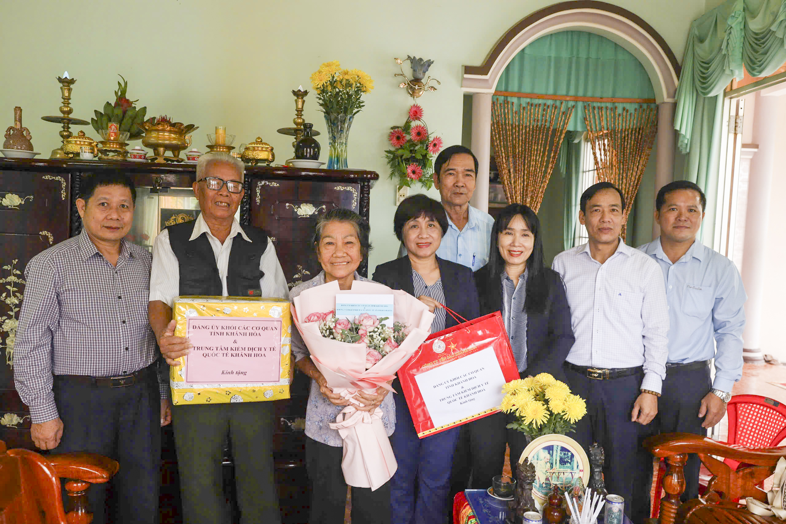 Thăm, tặng quà 2 gia đình thương binh trên địa bàn huyện Vạn Ninh