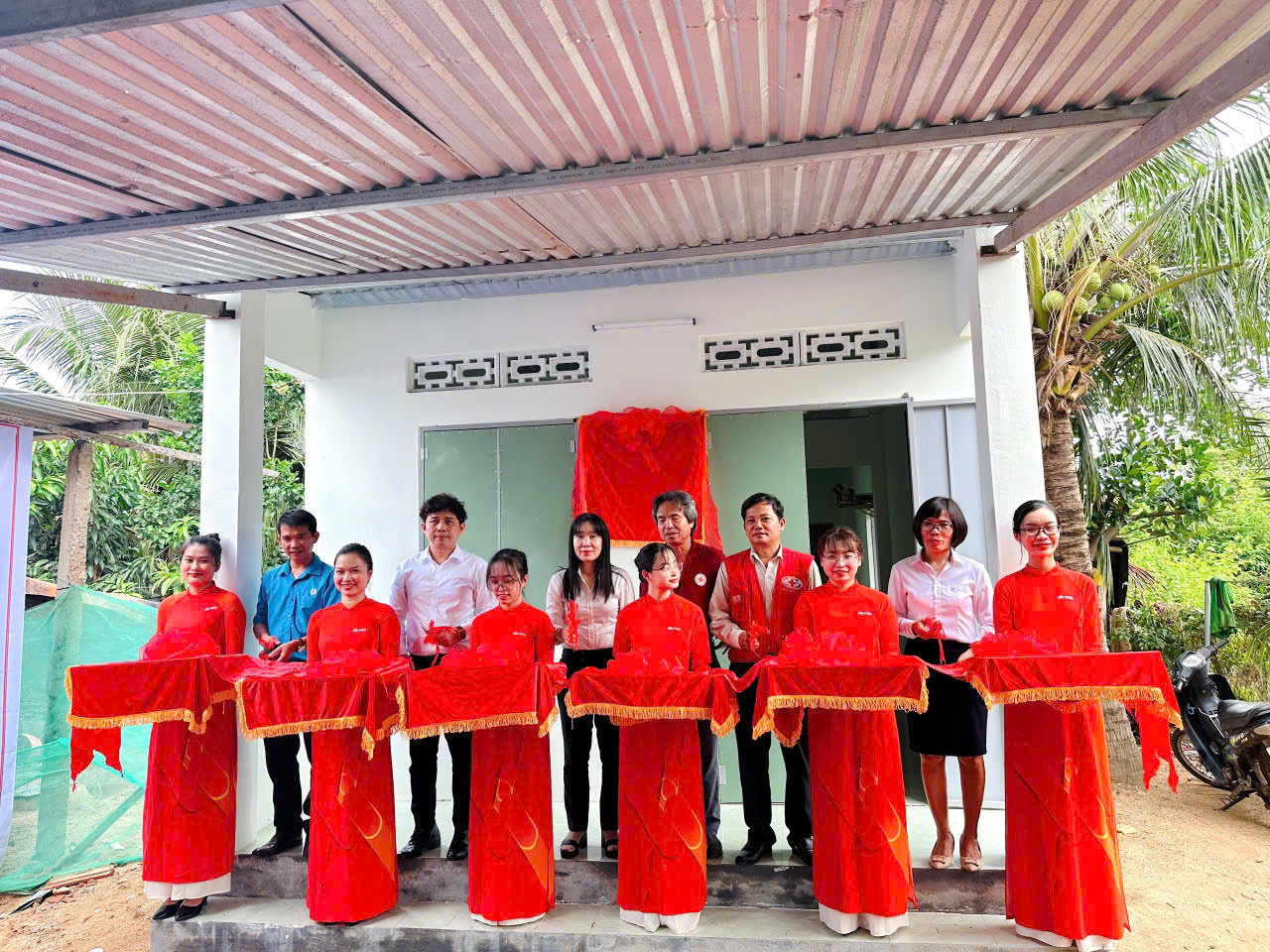 Bàn giao nhà tình thương cho hộ nghèo ở Ninh Hòa