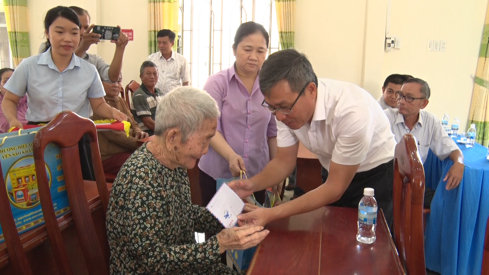 Lãnh đạo huyện Diên Khánh thăm, tặng quà cho những người từng tham gia Đồng khởi trên địa bàn xã Diên Sơn.