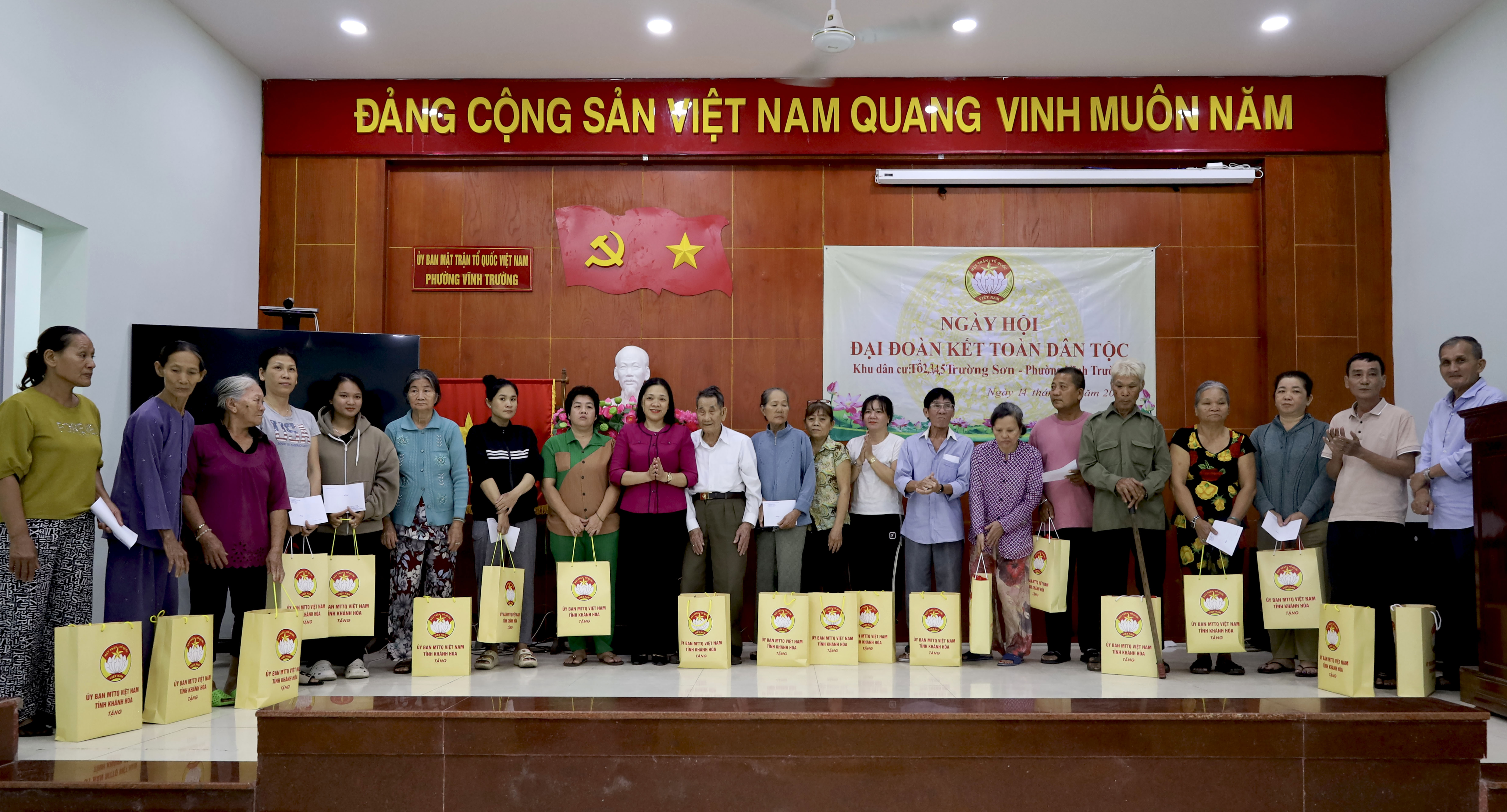 Bà Trần Thu Mai trao quà cho các gia đình.