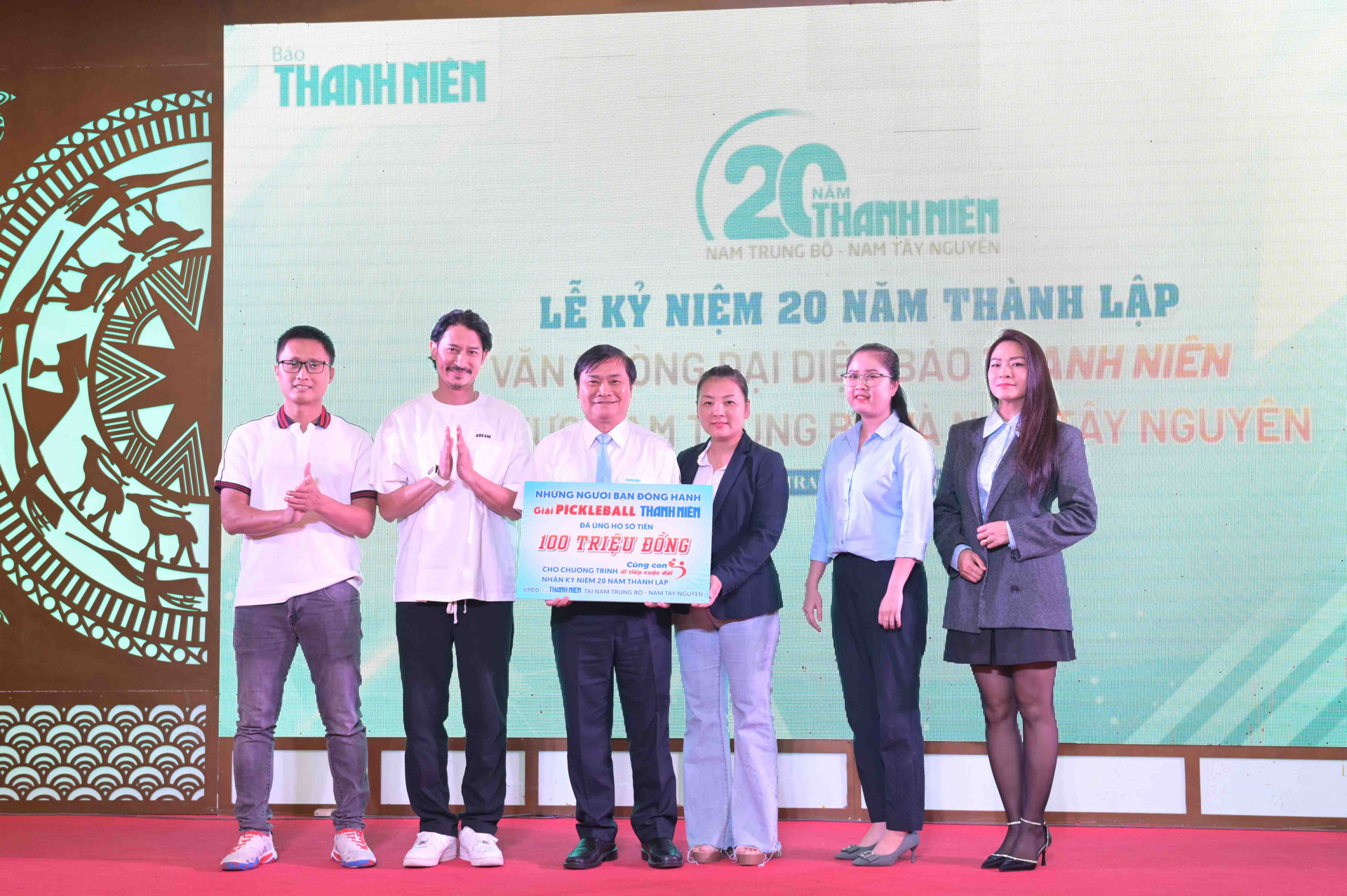 Lãnh đạo Báo Thanh Niên tiếp nhận biểu trưng hỗ trợ 100 triệu đồng cho chương trình Cùng con đi tiếp cuộc đời.