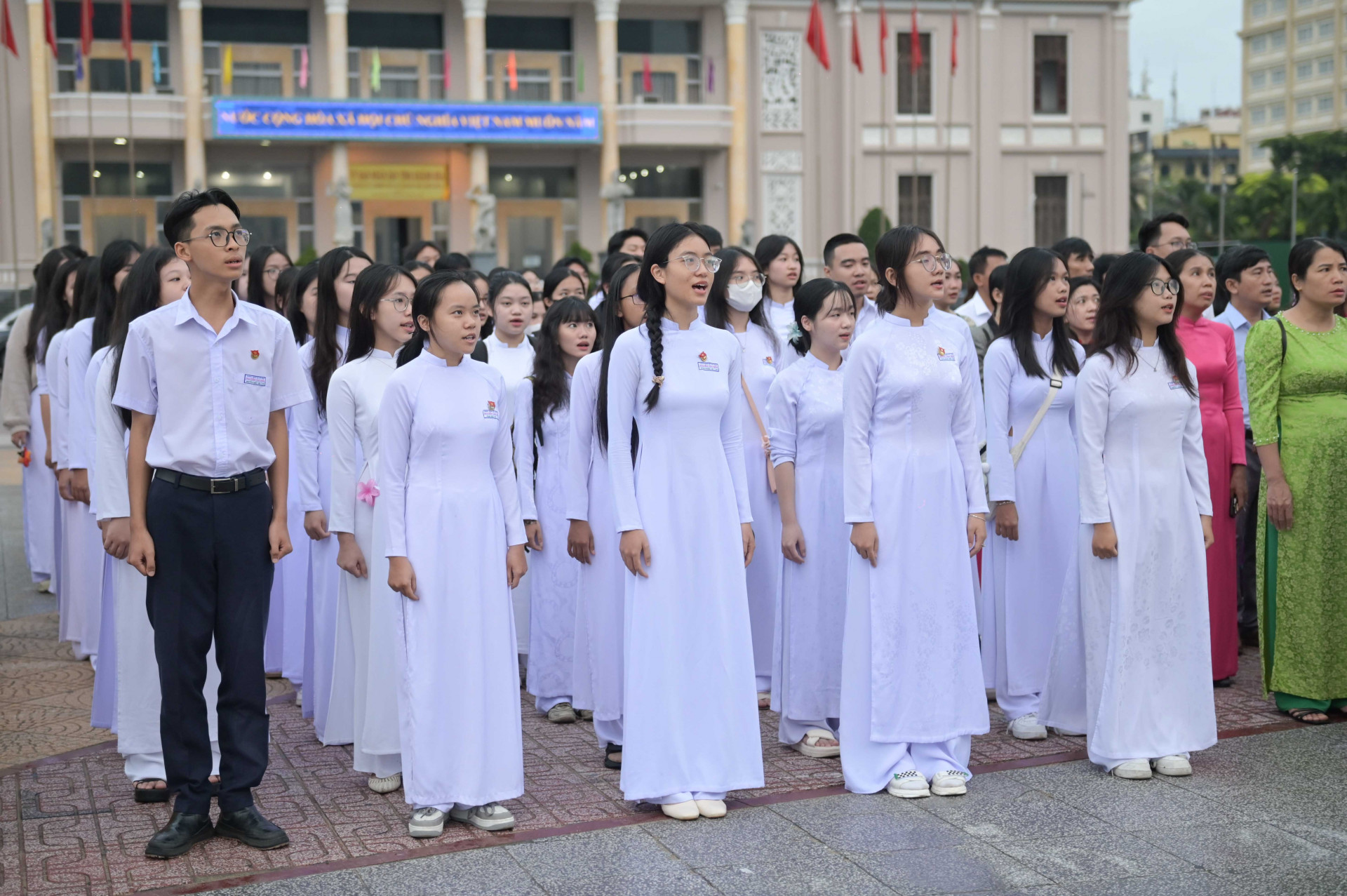 Các học sinh tham gia lễ chào cờ.