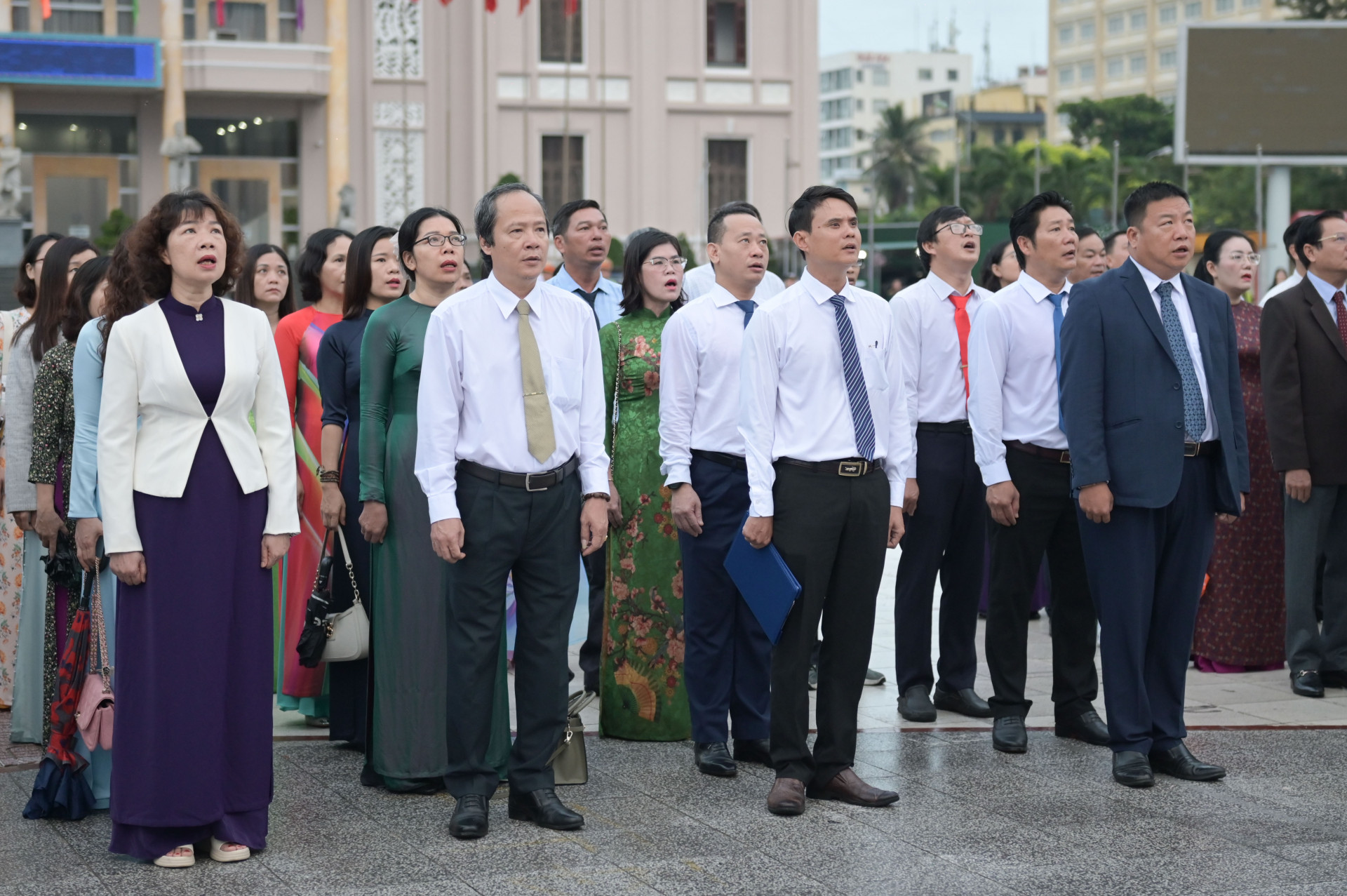 Lãnh đạo Sở Giáo dục và Đào tạo tham gia lễ chào cờ.