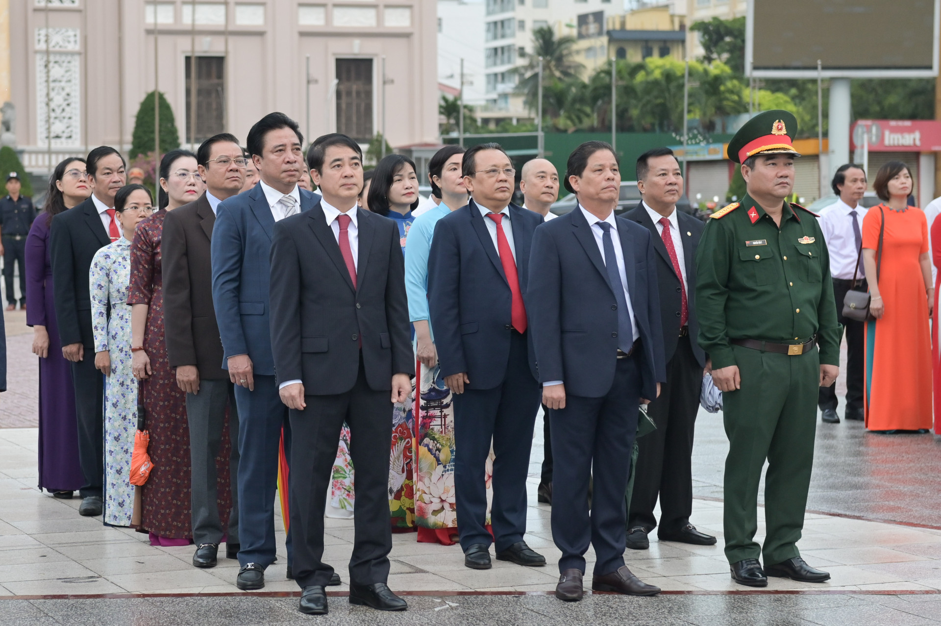 Các vị lãnh đạo tỉnh tham gia lễ chào cờ.