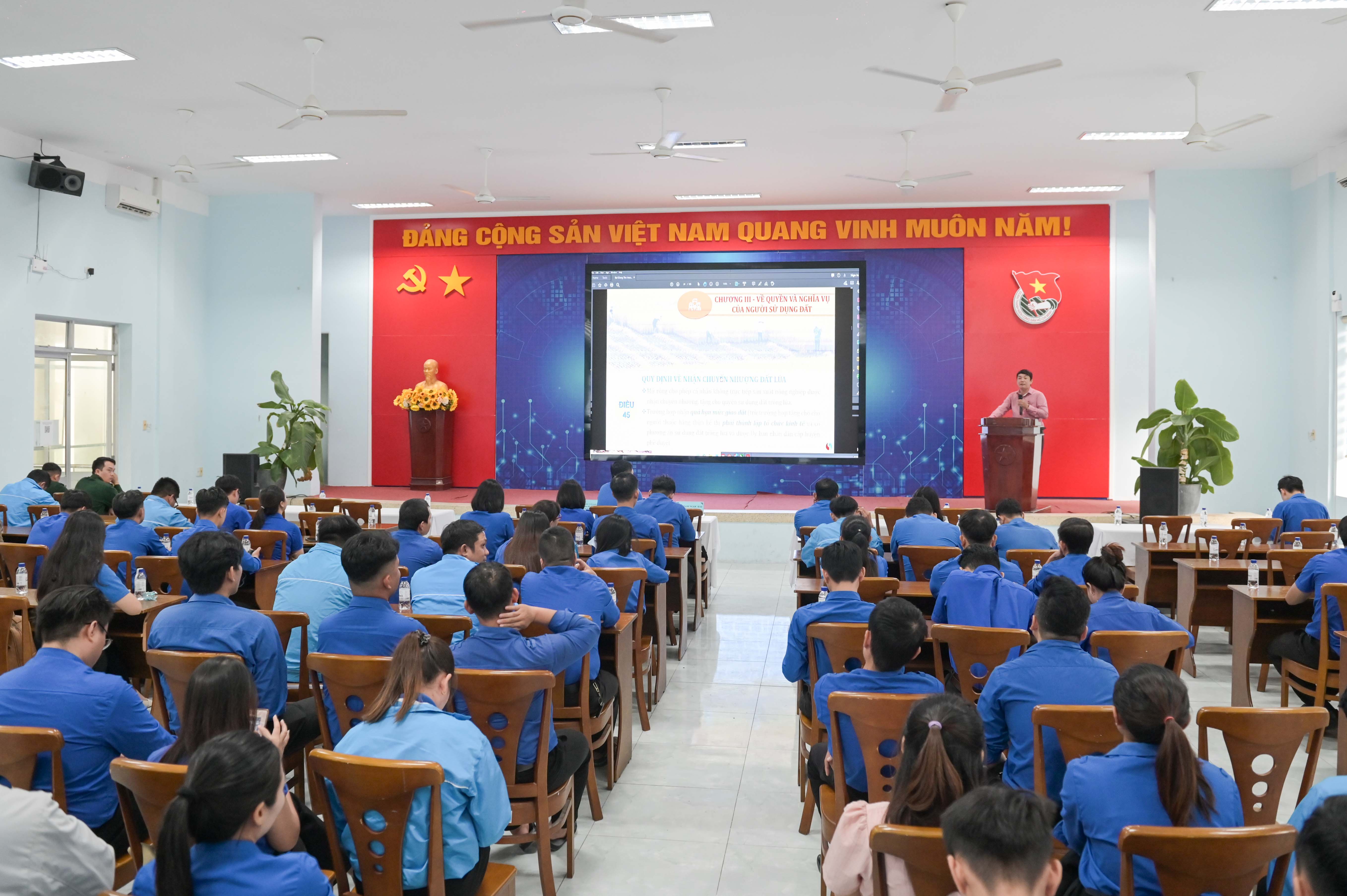 Tuyên truyền về Luật Đất đai cho 150 cán bộ đoàn