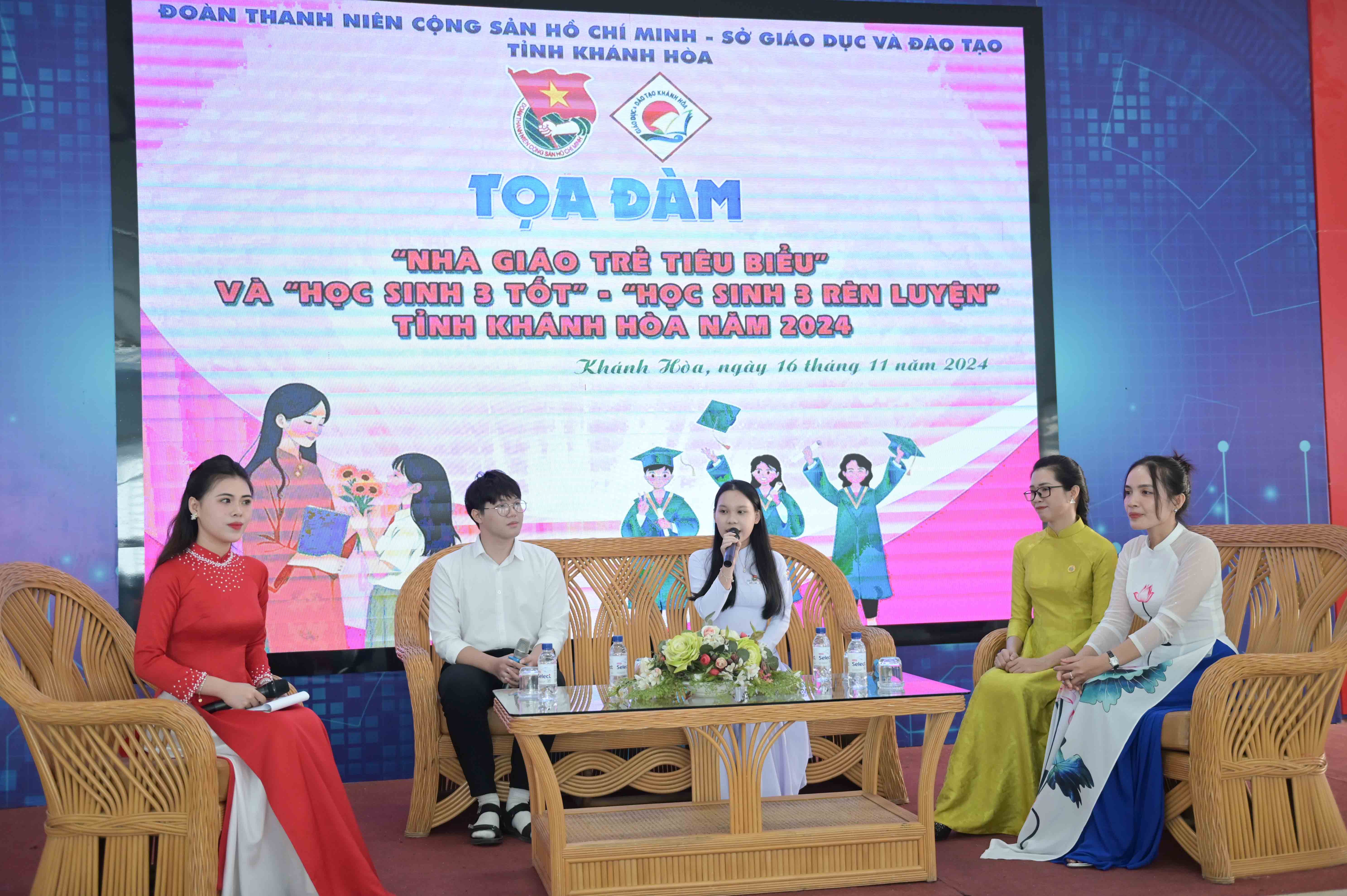 Tuyên dương 44 nhà giáo trẻ và 42 học sinh tiêu biểu