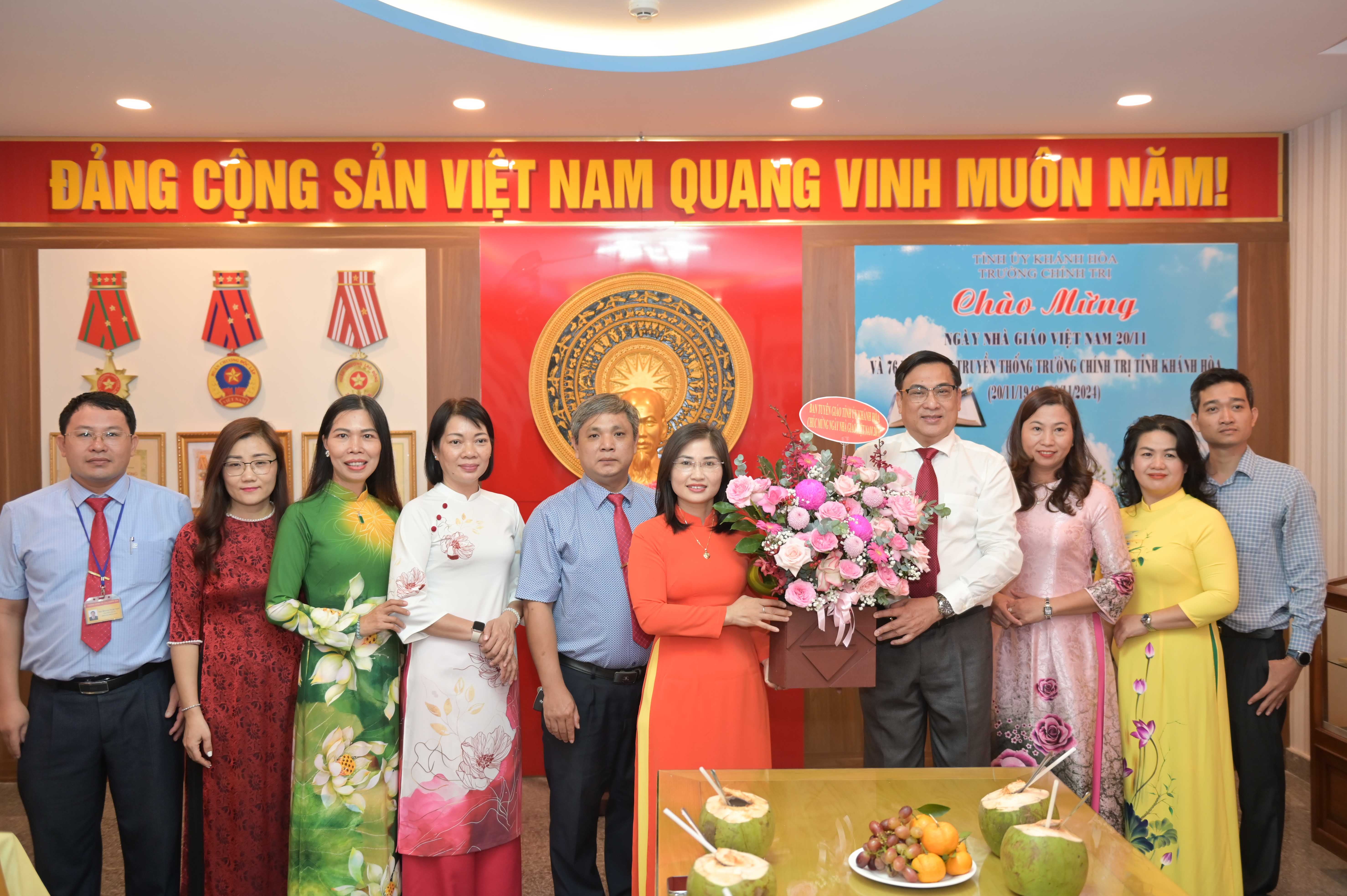 Trưởng Ban Tuyên giáo Tỉnh ủy Lê Hữu Thọ thăm, chúc mừng Trường Chính trị tỉnh và Học viện Hải quân