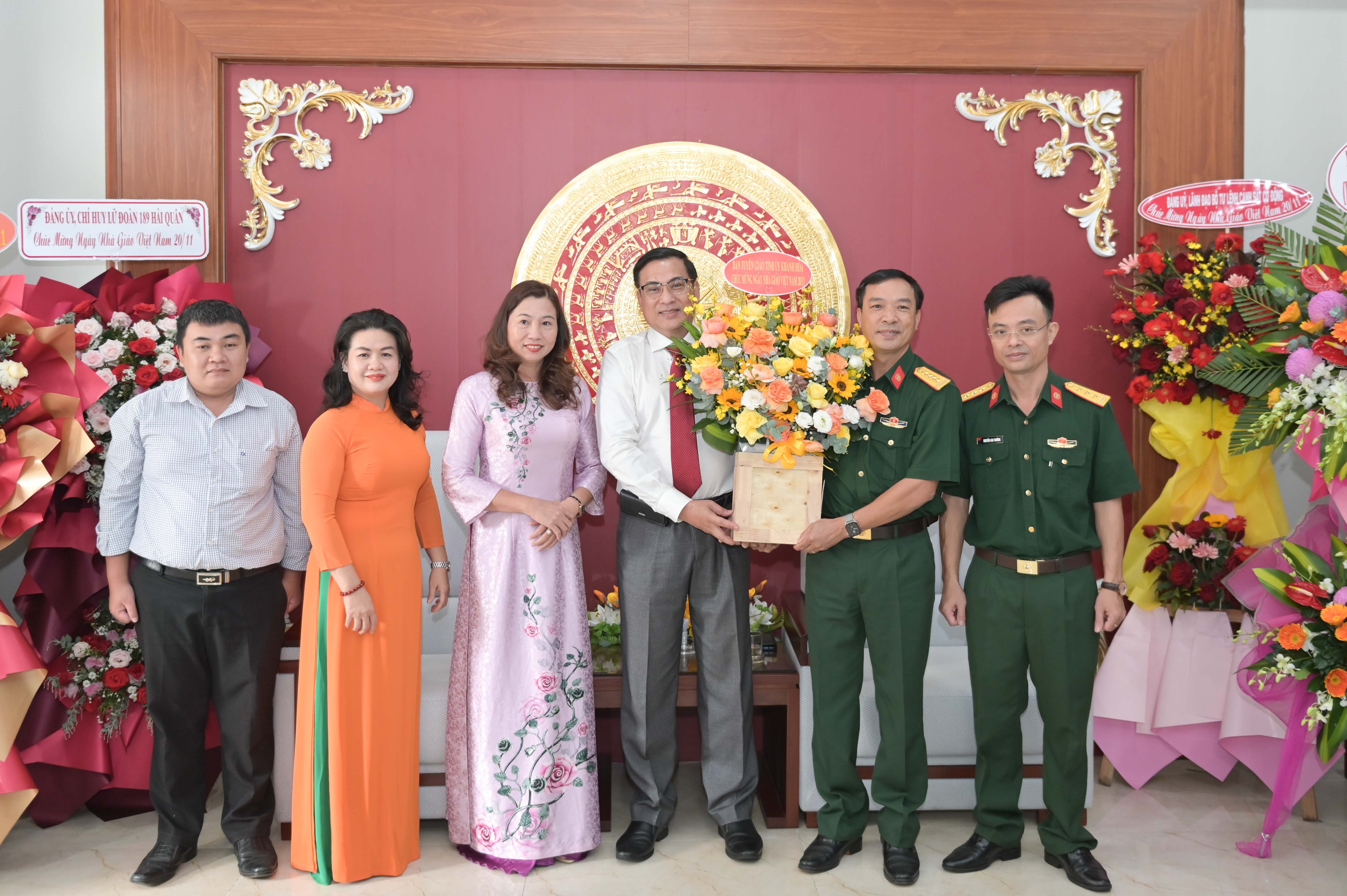 Trưởng Ban Tuyên giáo Tỉnh ủy Lê Hữu Thọ thăm, chúc mừng Trường Sĩ quan Thông tin