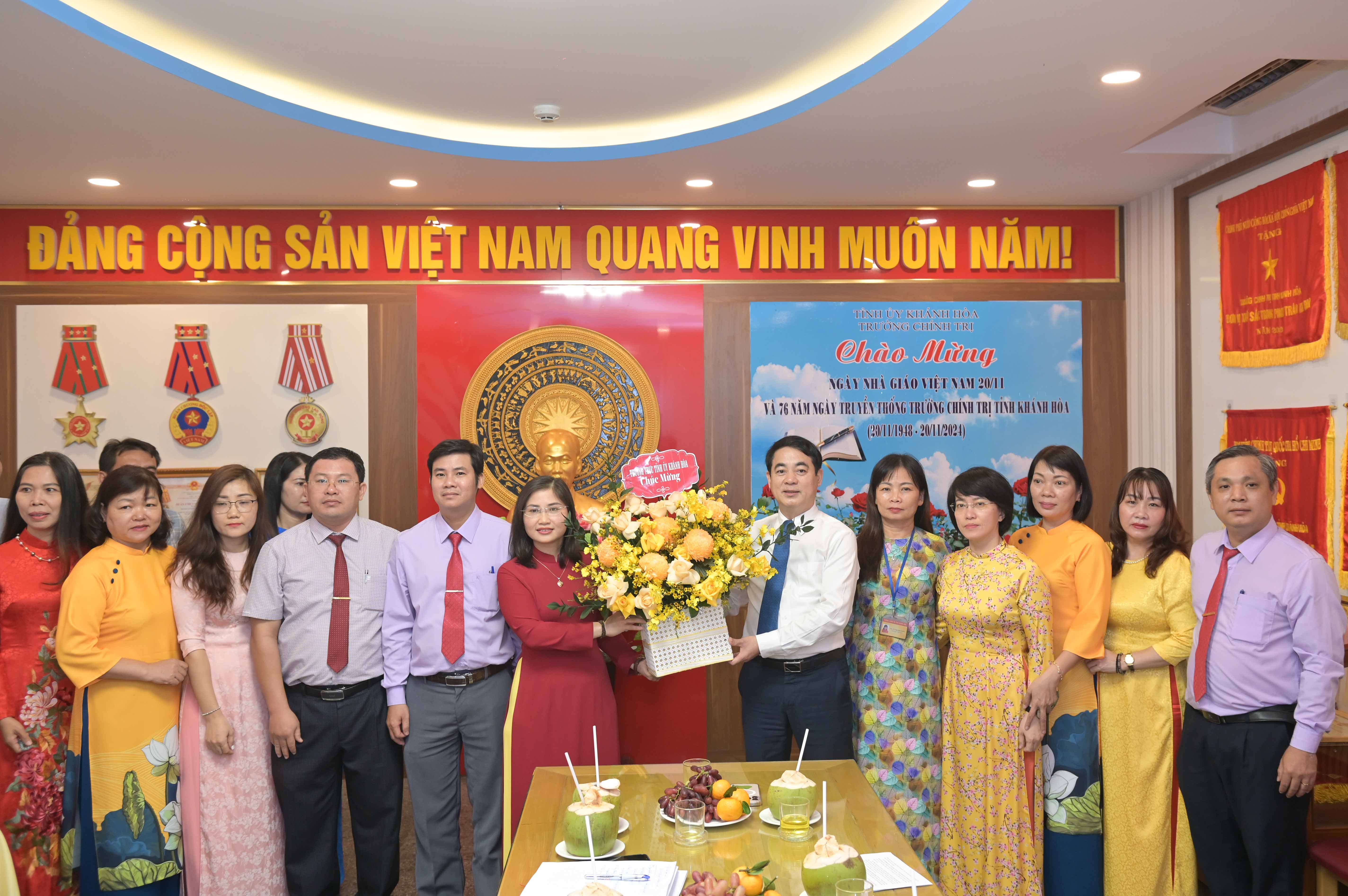 Bí thư Tỉnh ủy Nghiêm Xuân Thành thăm, chúc mừng Trường Chính trị tỉnh