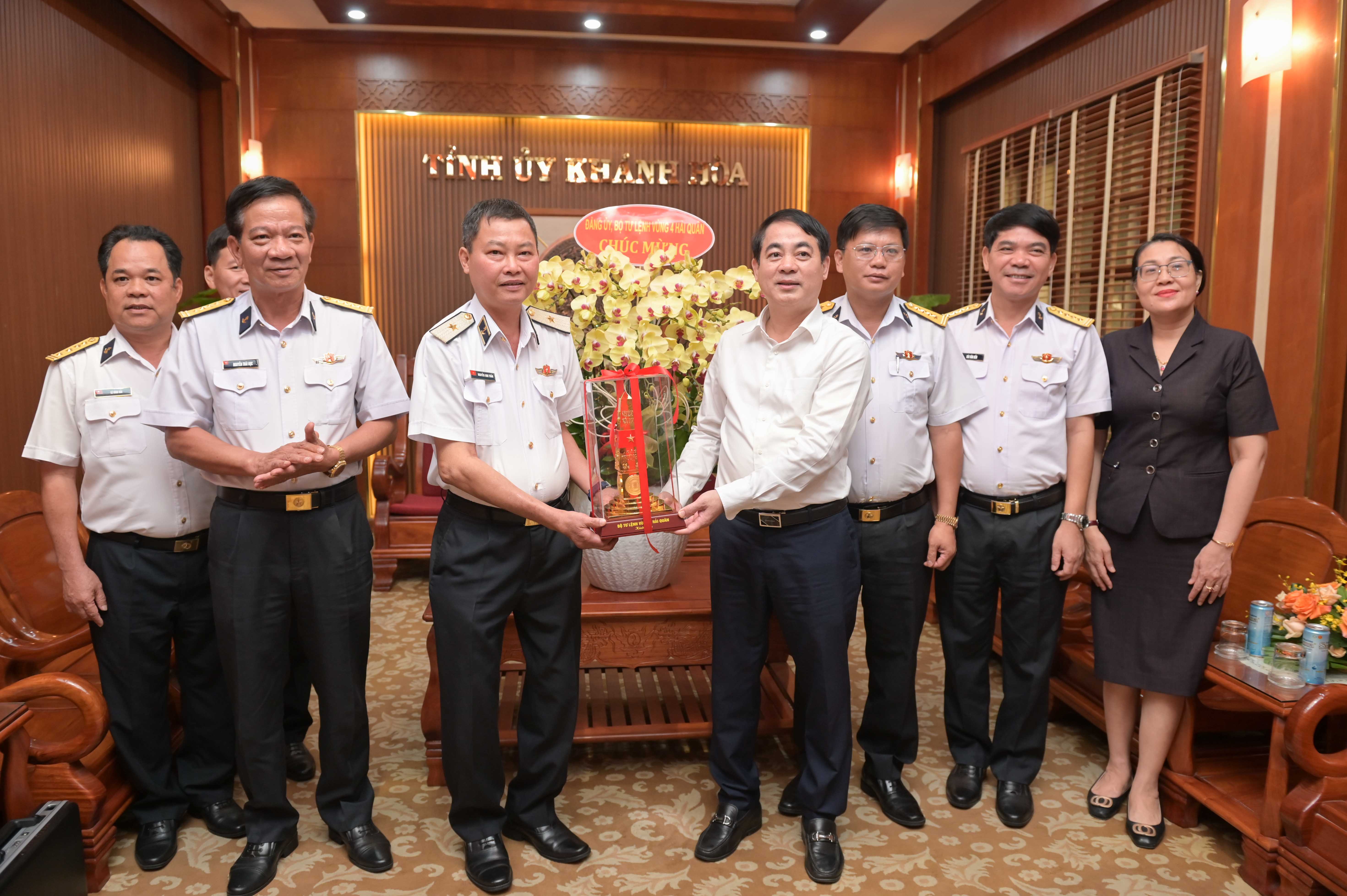 Bí thư Tỉnh ủy Nghiêm Xuân Thành làm việc với Bộ Tư lệnh Vùng 4 Hải quân