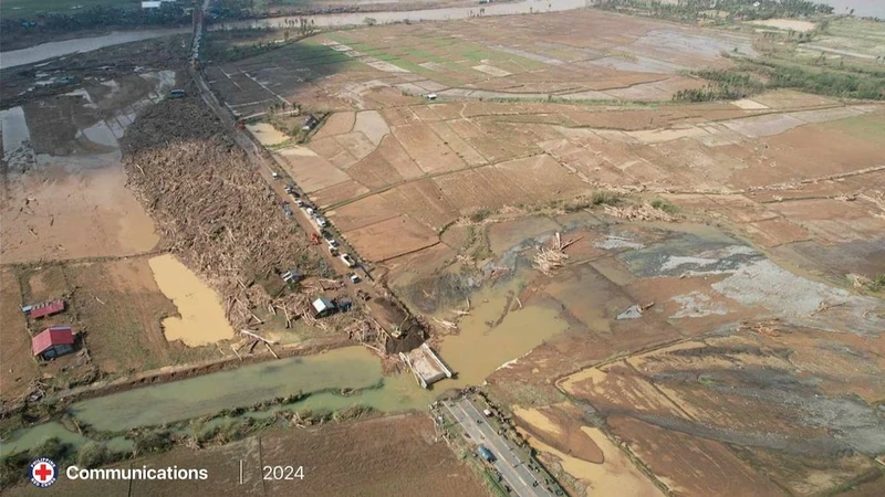 Một cây cầu bị phá hủy do bão Usagi ở tỉnh Cagayan, Philippines (Ảnh: Reuters)

