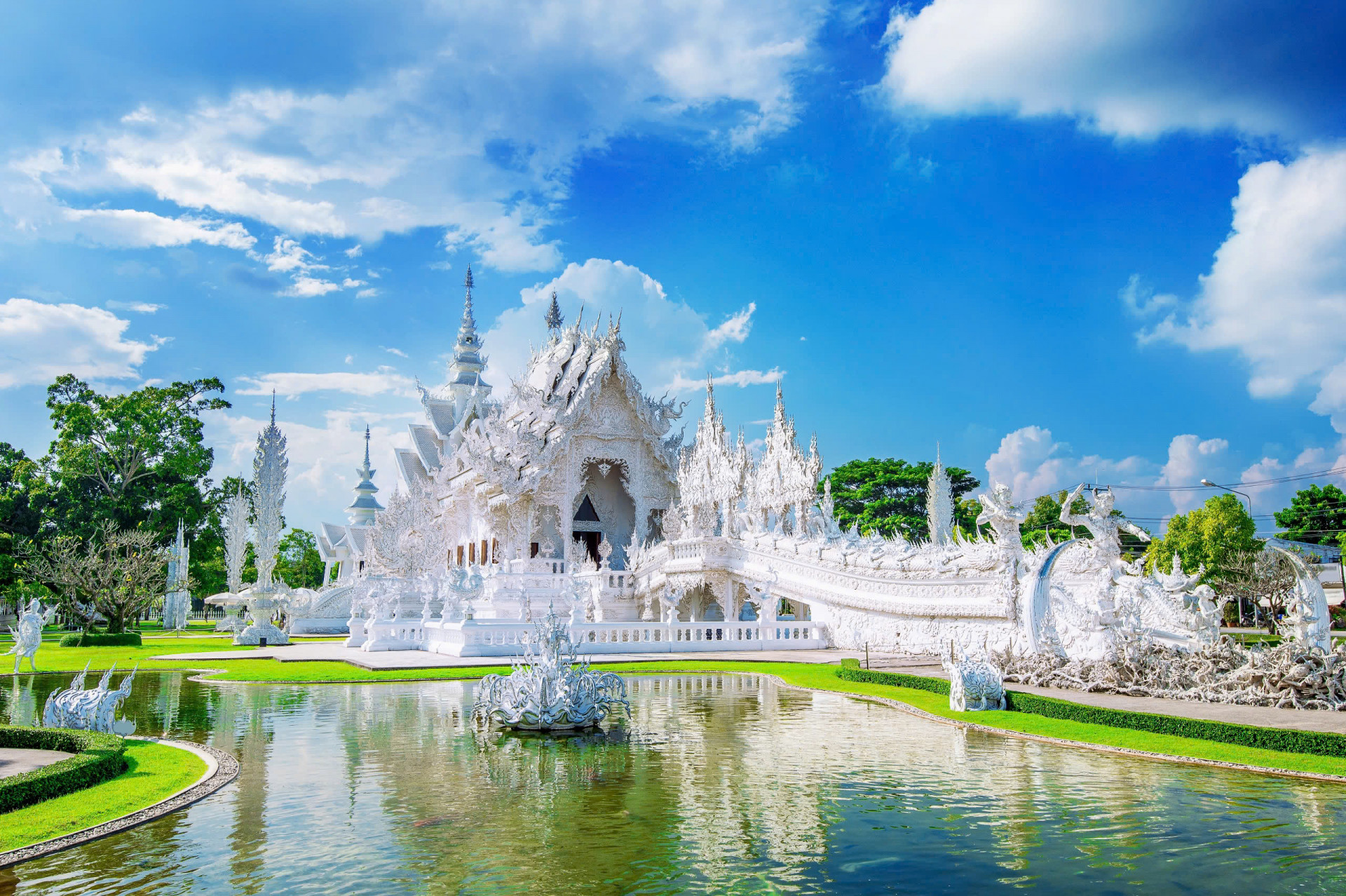 Chùa Trắng (Wat Rong Khun) ở Chiang Rai, Thái Lan chỉ một gam màu trắng thuần khiết 
gây ấn tượng với mọi du khách.