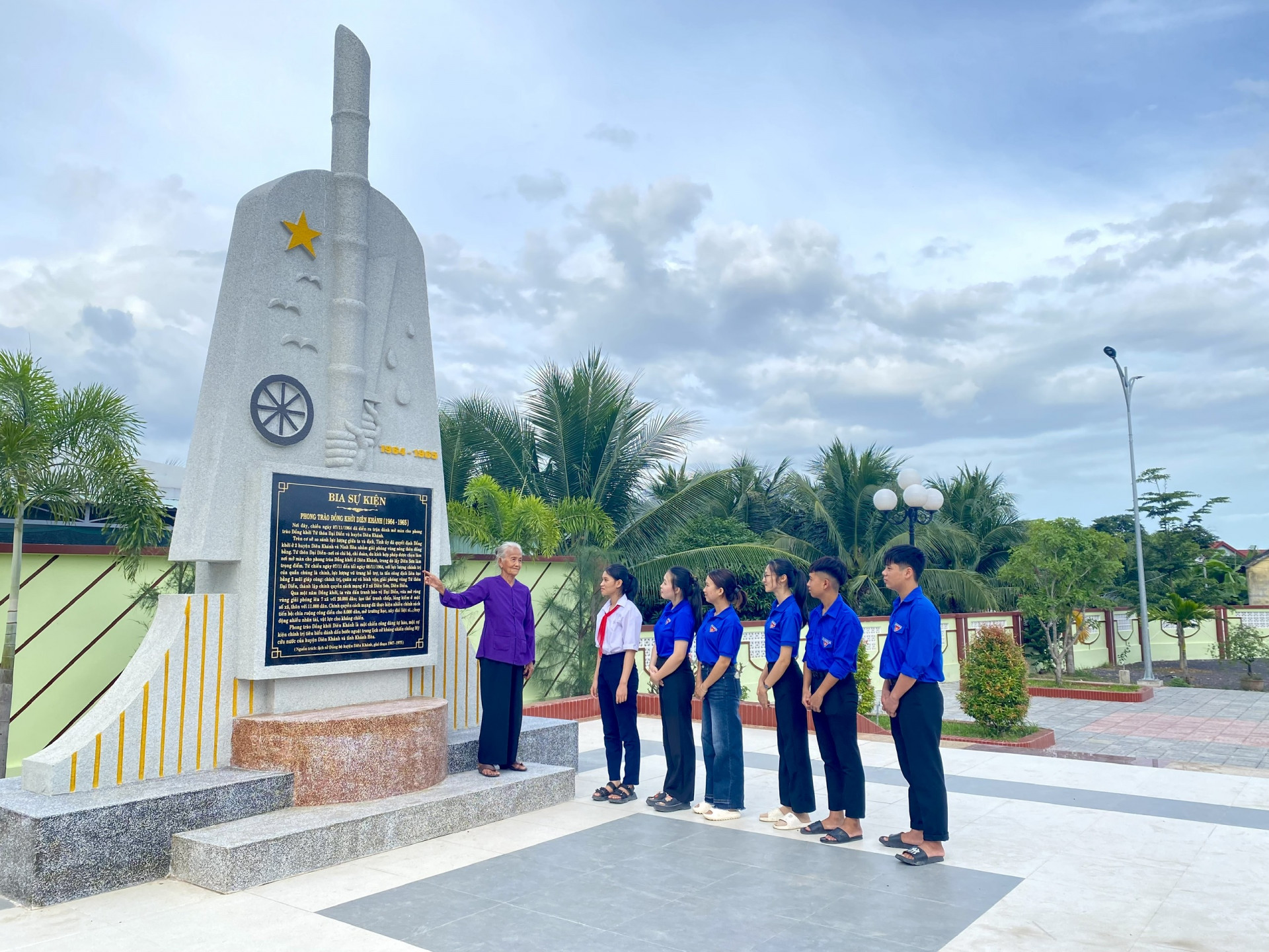 Bà Võ Thị Nhủ kể lại sự kiện Đồng khởi cho đoàn viên thanh niên xã Diên Sơn.