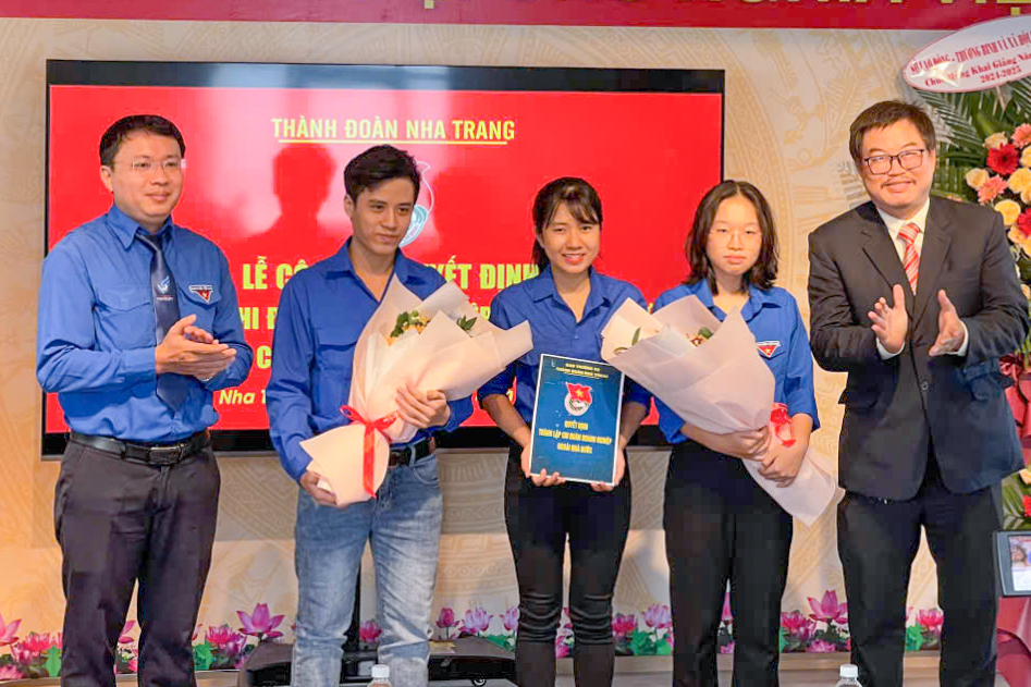 Thành đoàn Nha Trang: Trao quyết định thành lập 3 đoàn phường và 1 chi đoàn kinh tế tư nhân