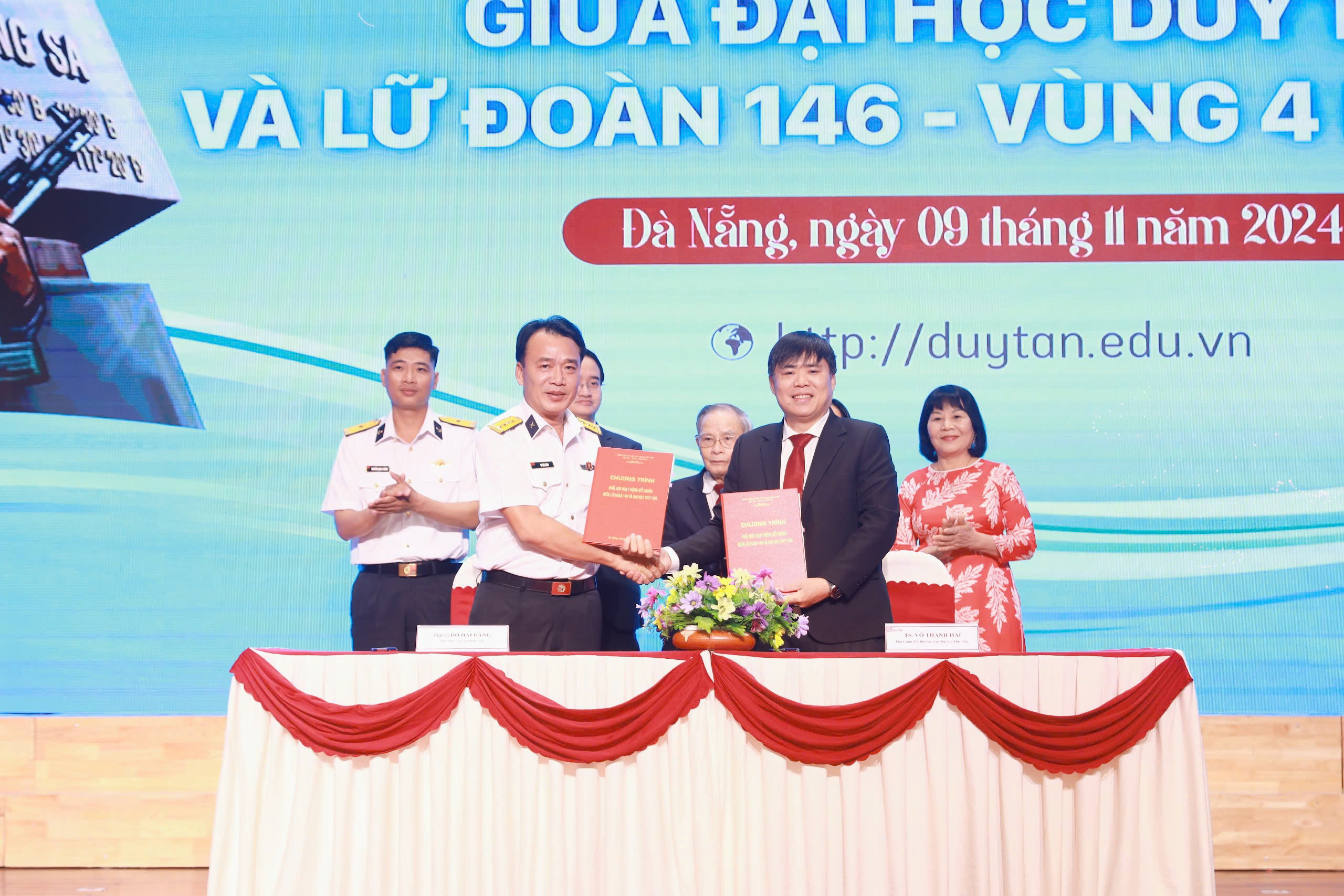 Lữ đoàn 146 tổ chức lễ kết nghĩa với Trường Đại học Duy Tân