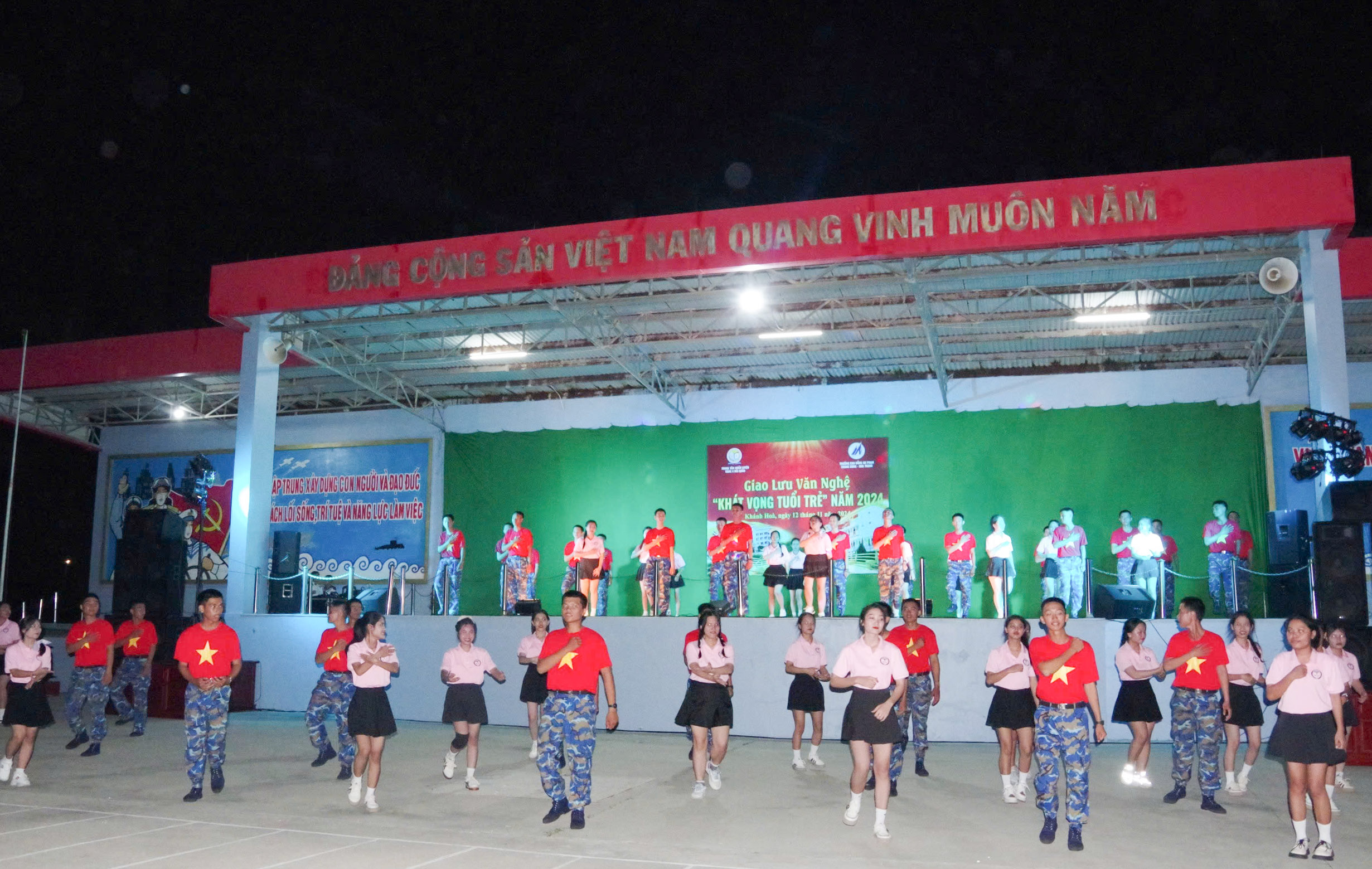 Trung tâm Huấn luyện Vùng 4 Hải quân phối hợp tổ chức giao lưu văn nghệ với chủ đề "Khát vọng tuổi trẻ"