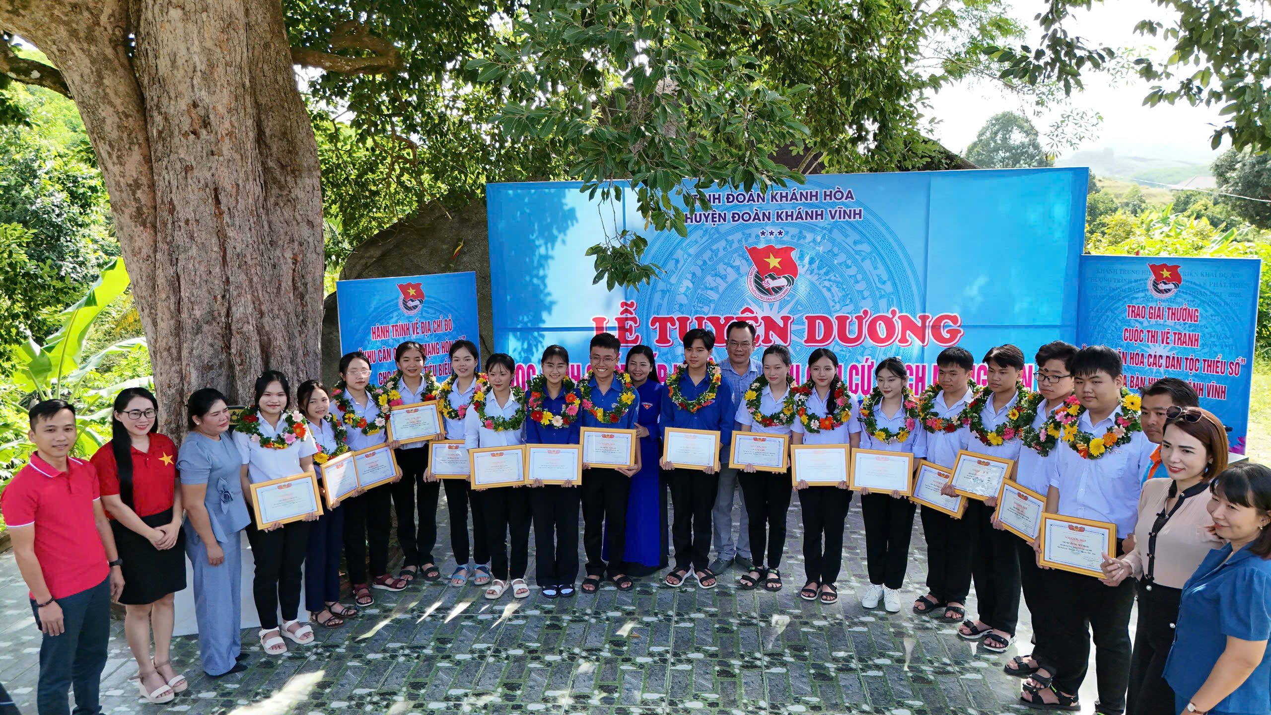 Các đại biểu tuyên dương các học sinh tiêu biểu.