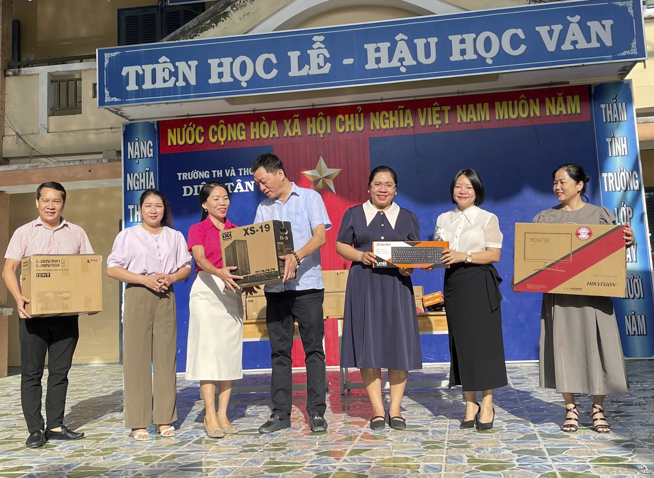 Đài Phát thanh và Truyền hình Khánh Hòa phối hợp với Bệnh viện 22-12 tặng quà các trường học