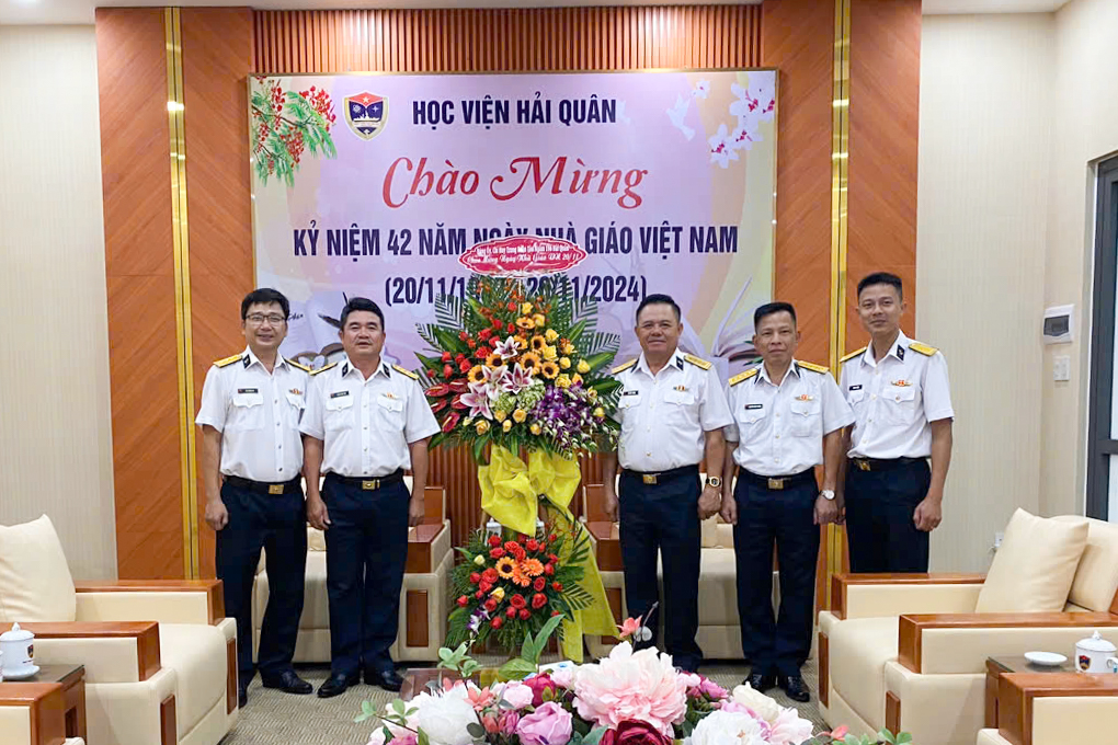 Đại diện trung đoàn thăm, chúc mừng Học viện Hải quân.