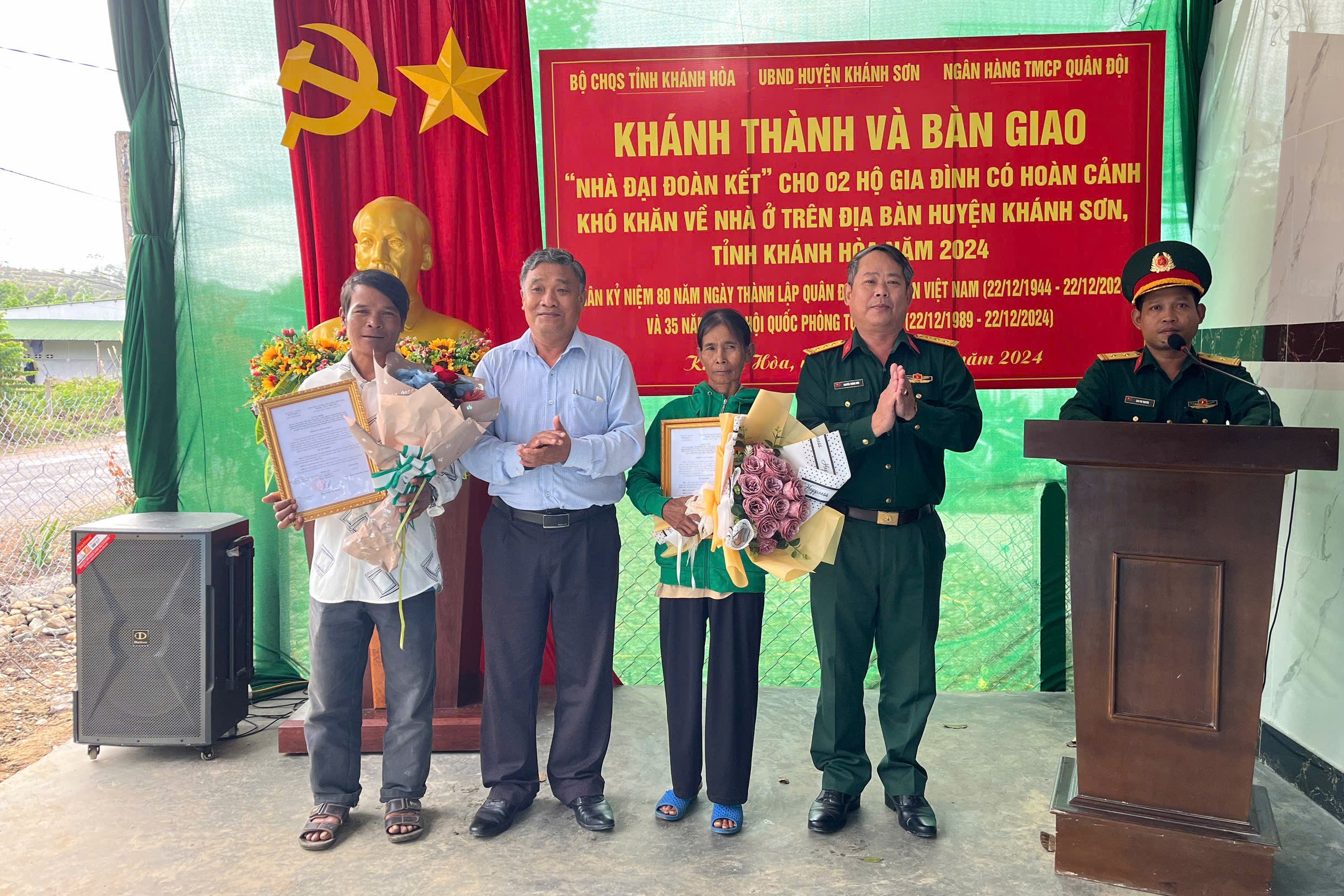 Bàn giao nhà đại đoàn kết cho 2 gia đình có hoàn cảnh khó khăn tại Khánh Sơn