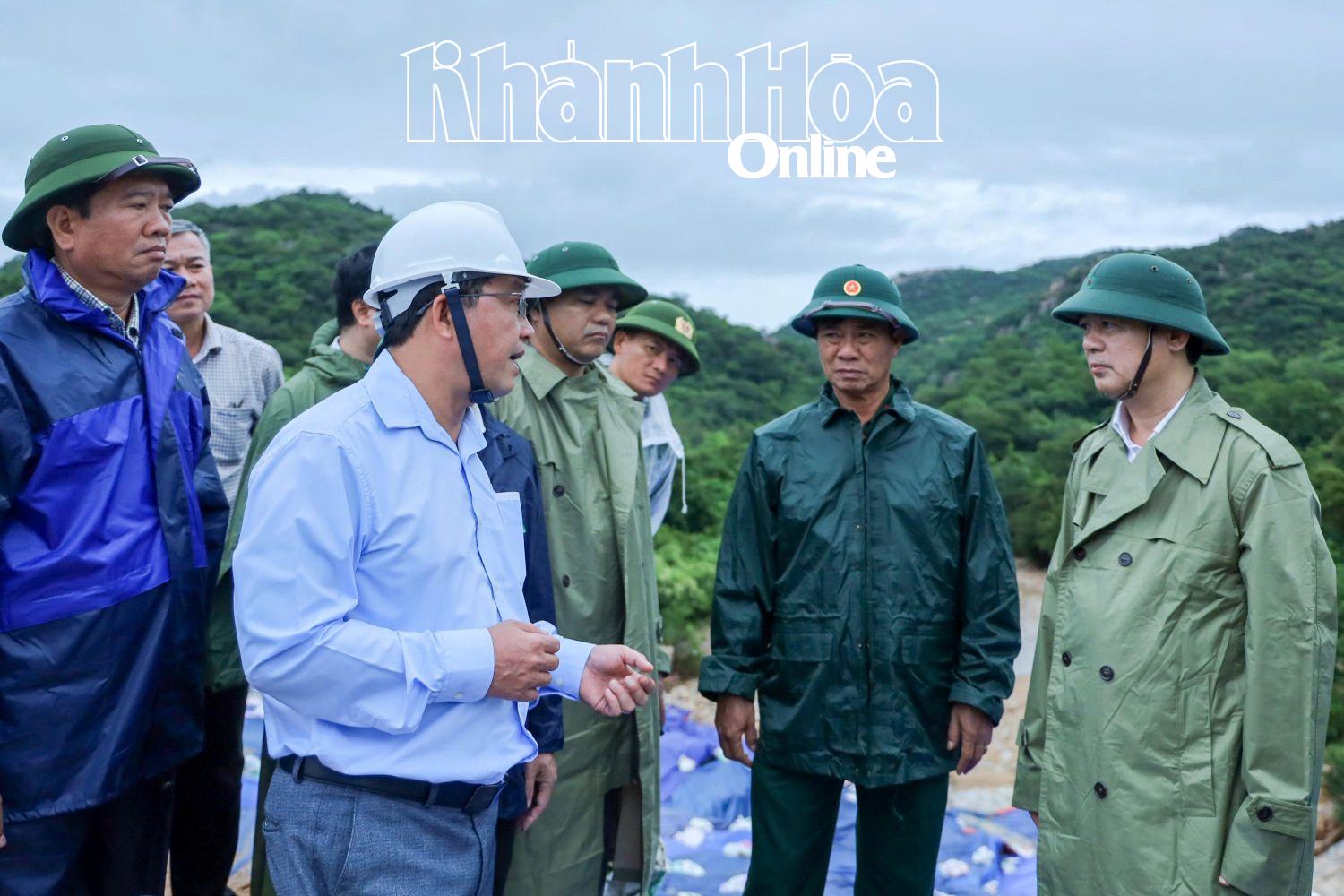 Bí thư Tỉnh ủy Nghiêm Xuân Thành nghe lãnh đạo Công ty TNHH Một thành viên Khai thác công trình thủy lợi Ninh Thuận báo cáo tình hình.