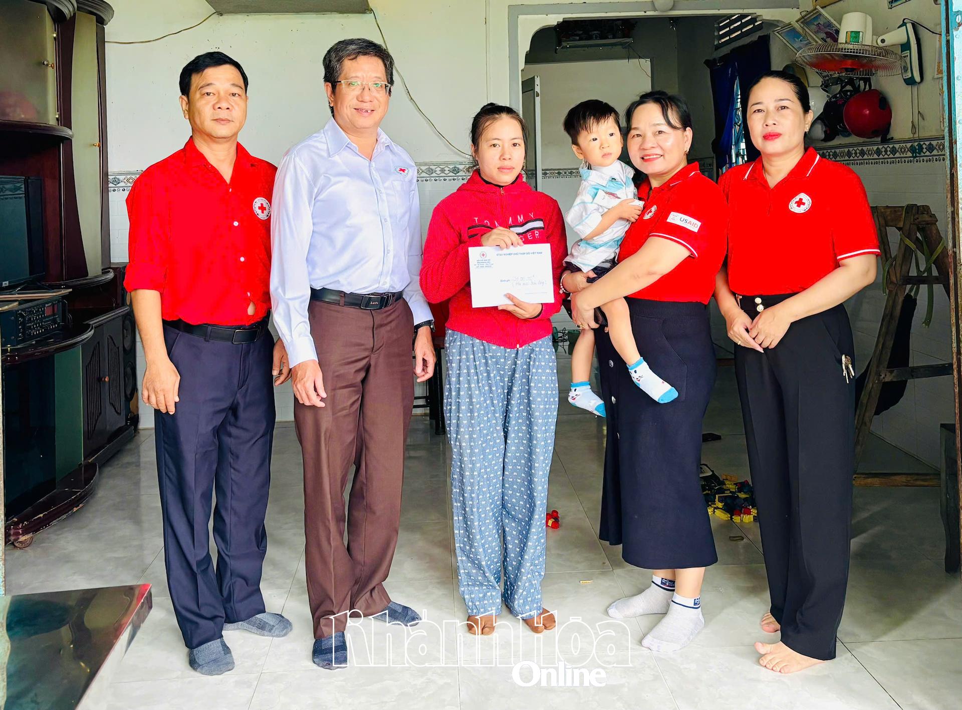 Lãnh đạo Hội Chữ thập đỏ tỉnh thay mặt Công ty Cổ phần Tập đoàn Vàng bạc đá quý DOJI trao tiền cho gia đình bé Thanh Bình.