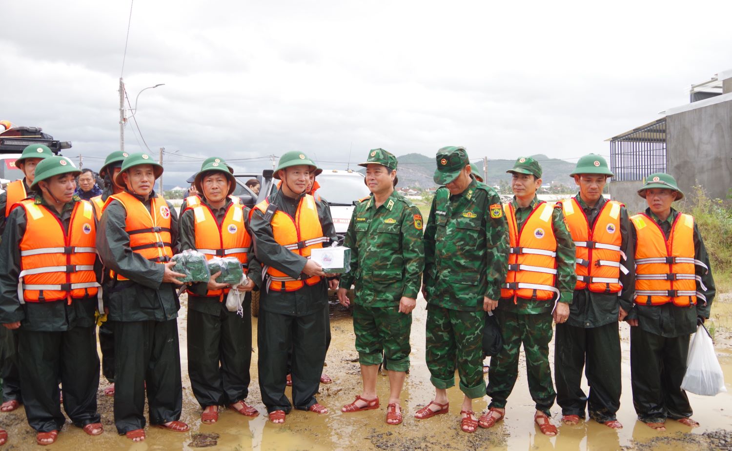 Thiếu tướng Trần Ngọc Hữu tặng quà cán bộ, chiến sĩ làm nhiệm vụ.