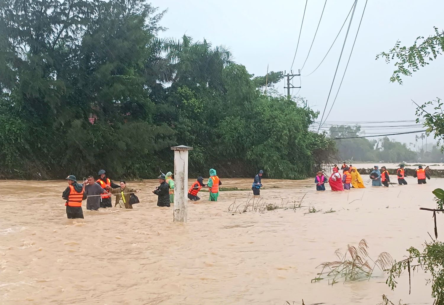 Lực lượng Biên phòng tỉnh hỗ trợ hàng trăm người dân bám dây đưa vào nơi an toàn.