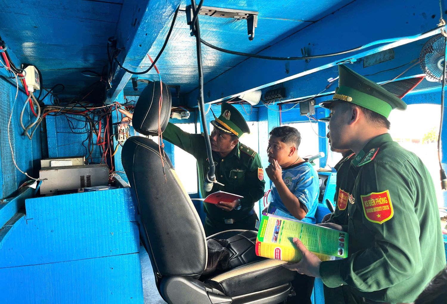 Lực lượng Bộ đội Biên phòng kiểm tra thiết bị giám sát hành trình tàu cá.