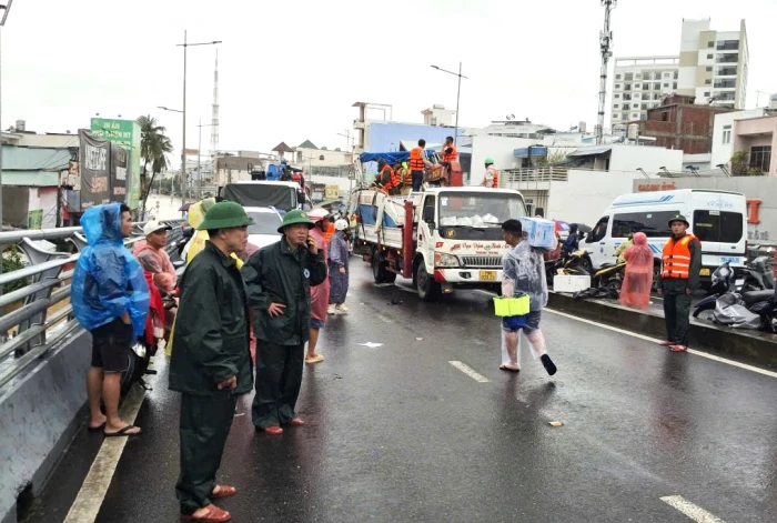 Chỉ huy trưởng Ban Chỉ huy Bộ đội Biên phòng Khánh Hòa trực tiếp chỉ đạo cứu hộ tại điểm ngập