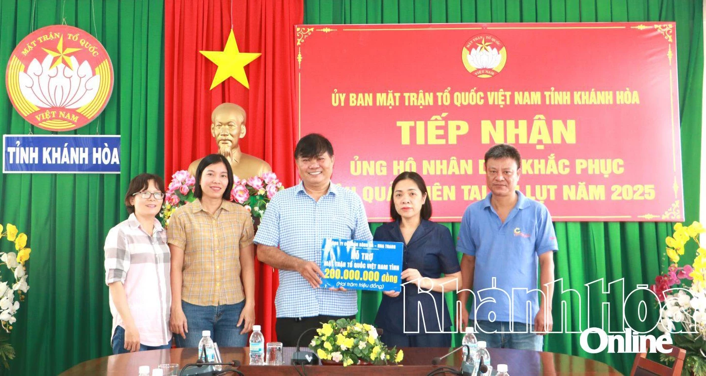 Đại diện Công ty Cổ phần Sông Đà Nha Trang trao tượng trưng kinh phí ủng hộ người dân thiệt hại do lũ lụt.

