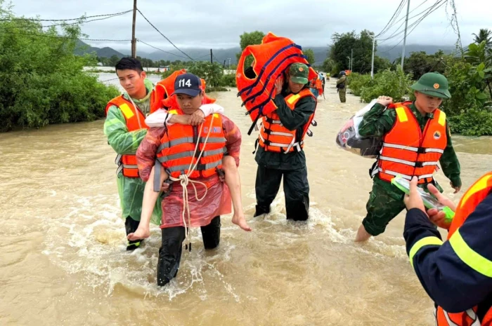 Bộ đội Biên phòng tích cực cứu nạn, cứu hộ cho người dân vùng ngập lụt