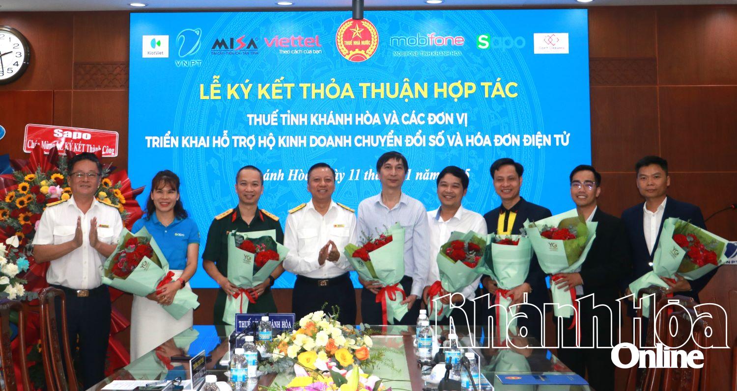 Lãnh đạo Thuế tỉnh tặng hoa cảm ơn các đơn vị đồng hành với ngành thuế