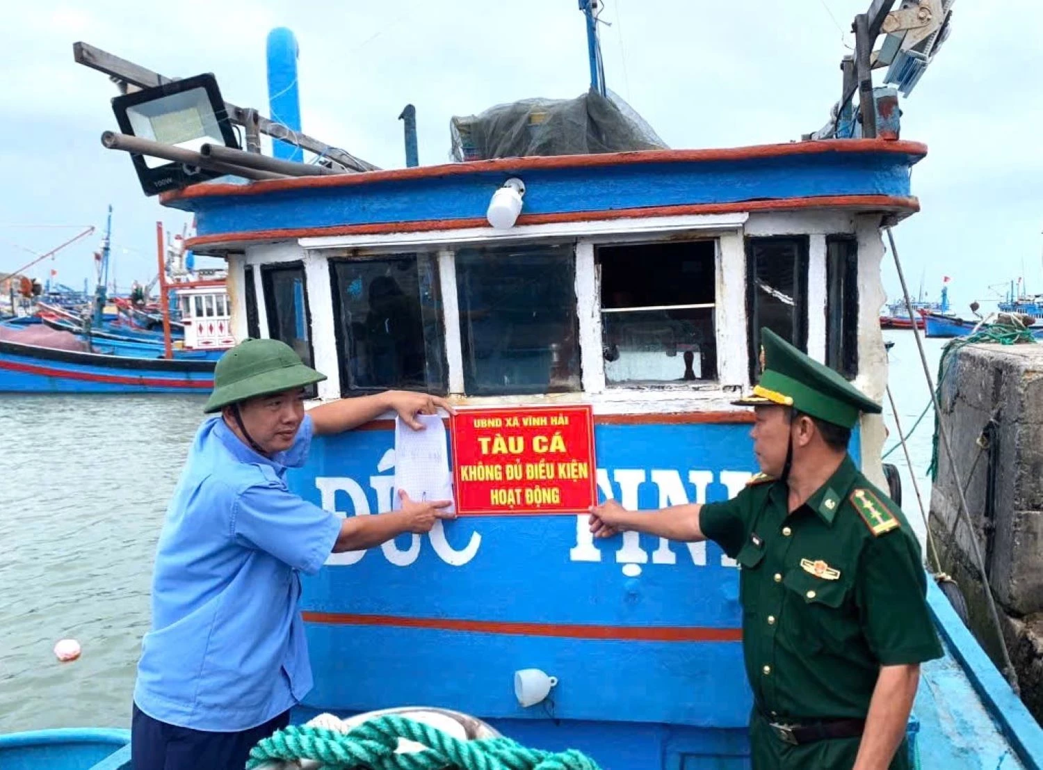 Lực lượng Biên phòng gắn biển các tàu cá không đủ điều kiện hoạt động.