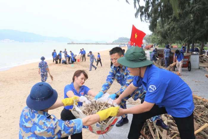 Hơn 700 cán bộ, học viên, sinh viên chung tay làm sạch bãi biển Nha Trang