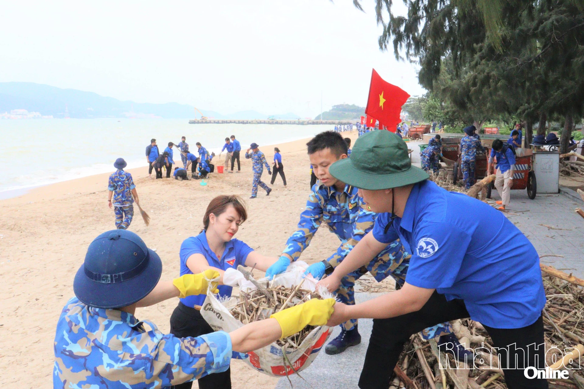 Đoàn trường Đại học Khánh Hòa cùng tuổi trẻ Học viện Hải quân tham gia vệ sinh bãi biển.