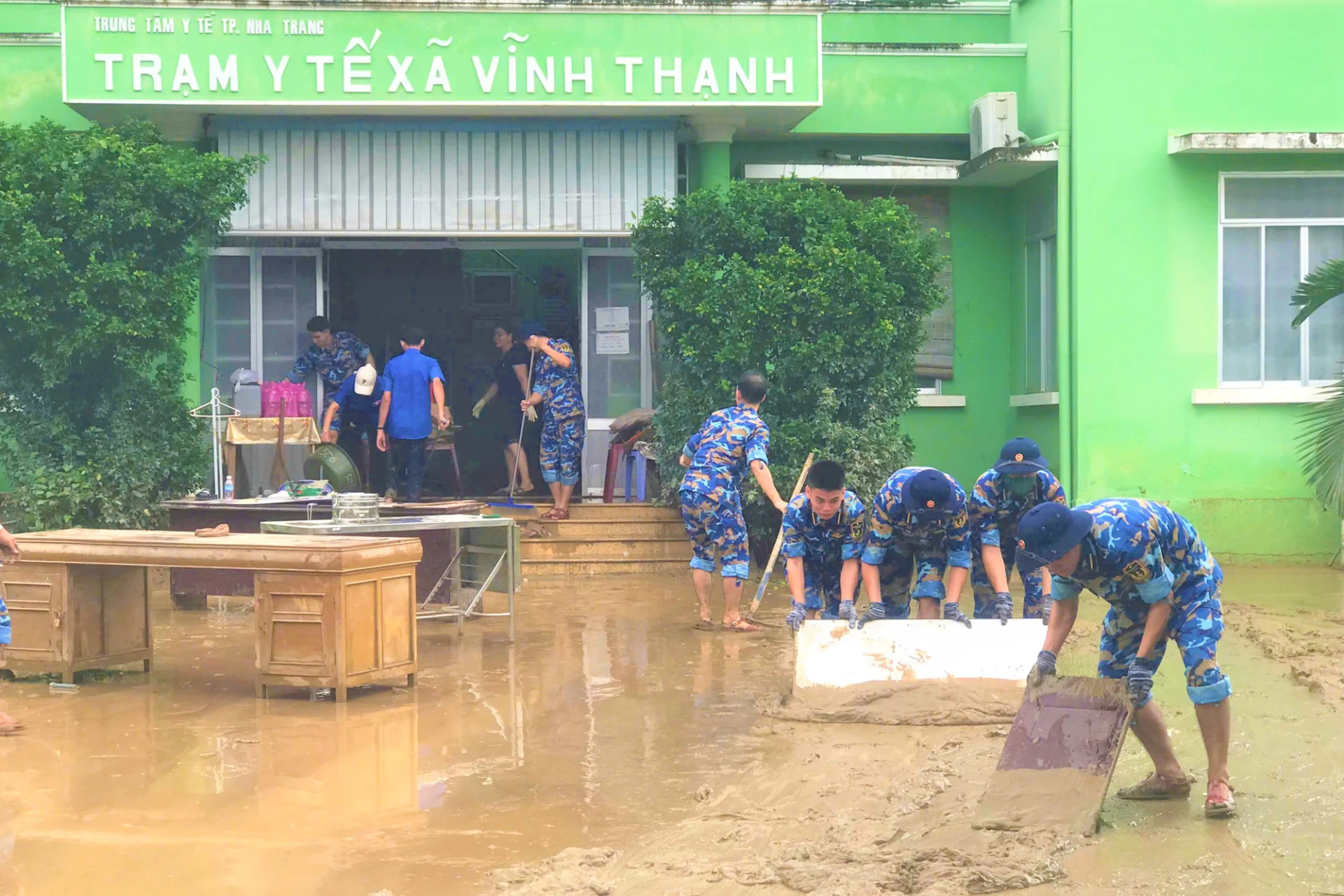 Cán bộ, học viên giúp vệ sinh môi trường tại cơ sở y tế.