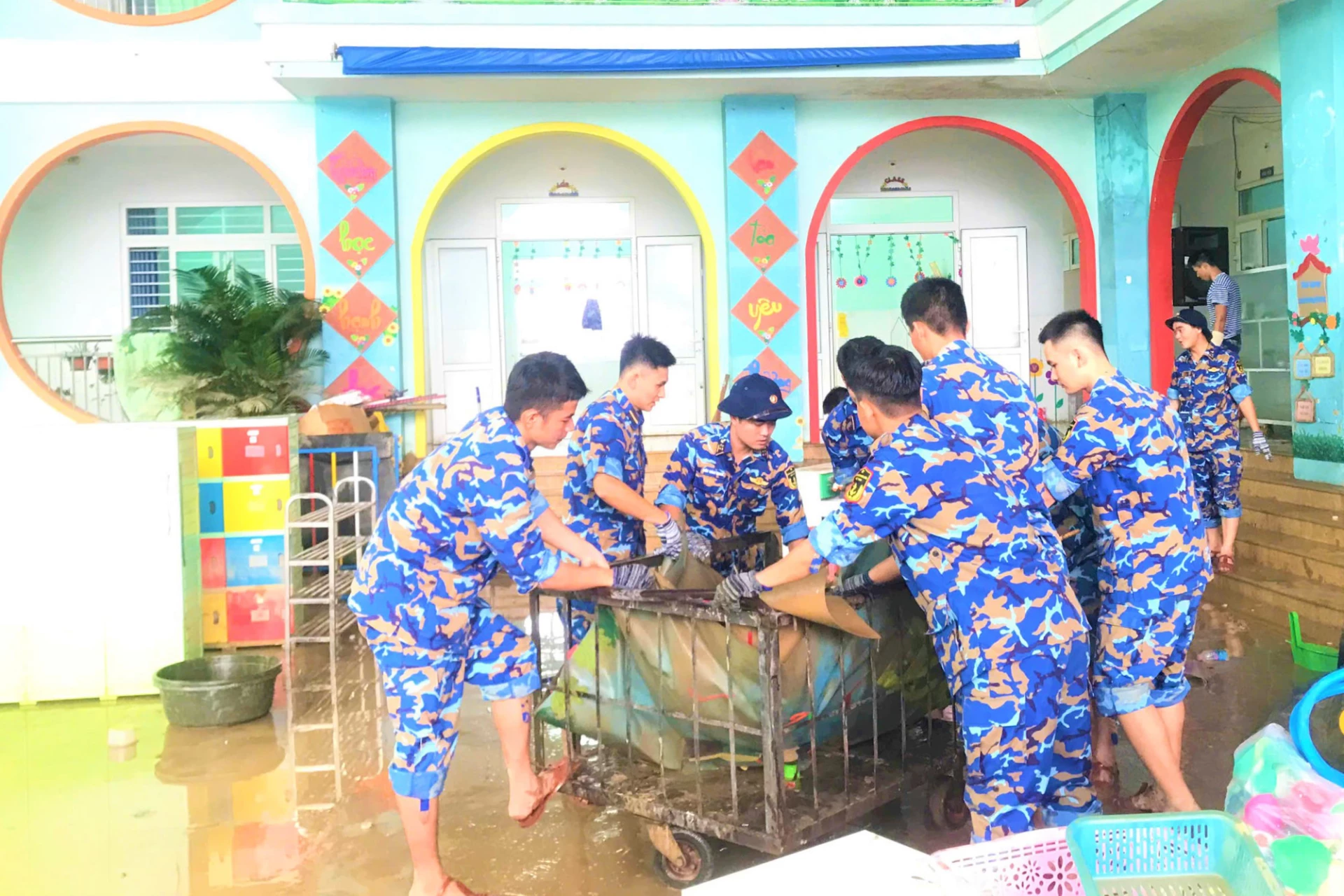 Hỗ trợ vệ sinh các điểm trường.