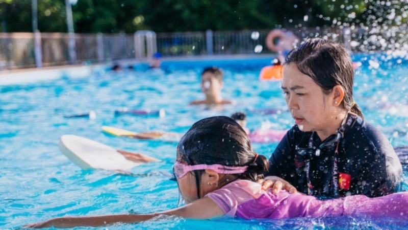 Dạy bơi cho trẻ em ở vùng sông nước miền tây. (Ảnh minh họa: LAN ANH)