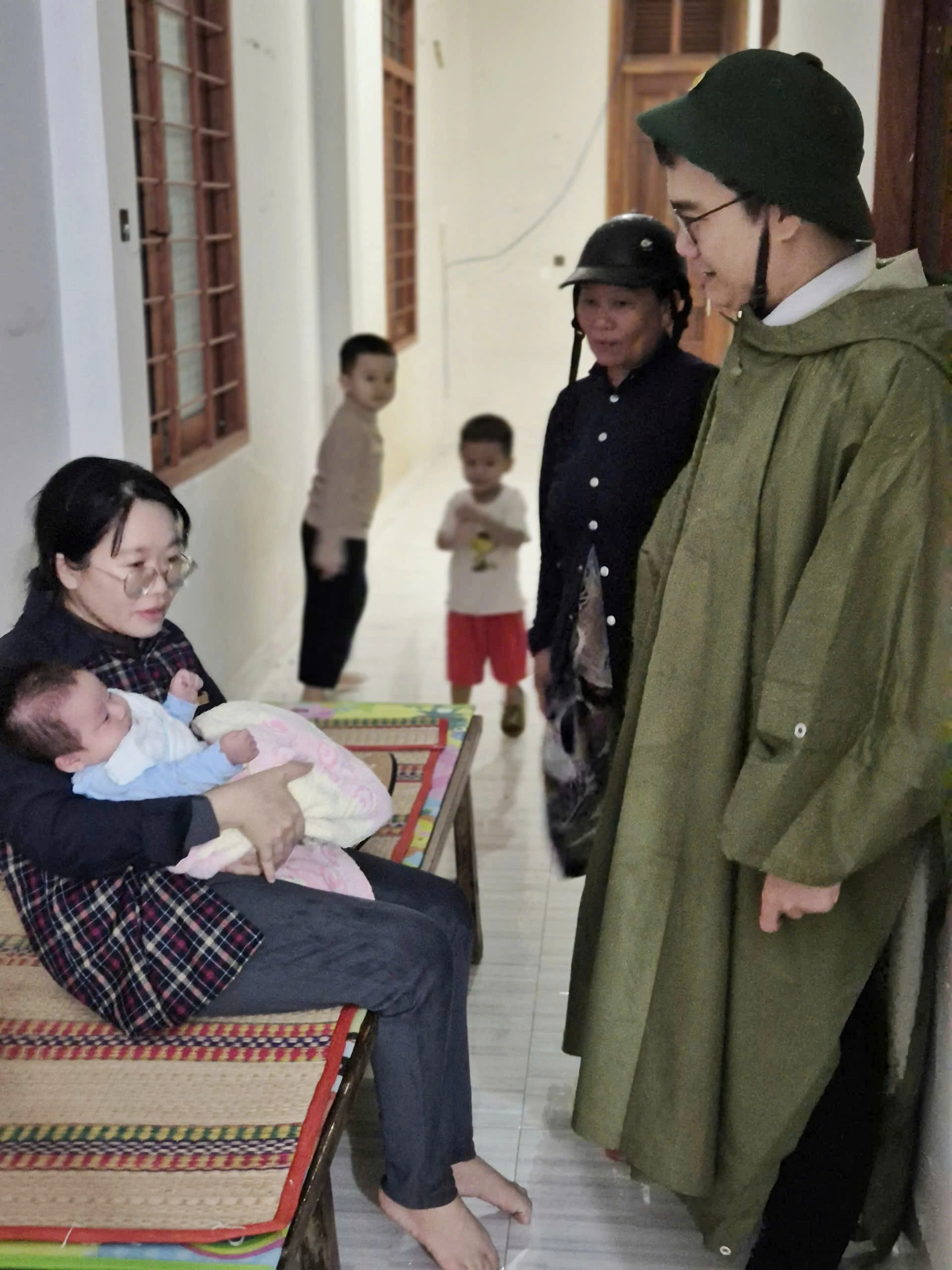 Ông Mai Hữu Bảo Huy - Bí thư Đảng ủy xã Vạn Thắng thăm hỏi động viên người dân tại nơi tránh bão.