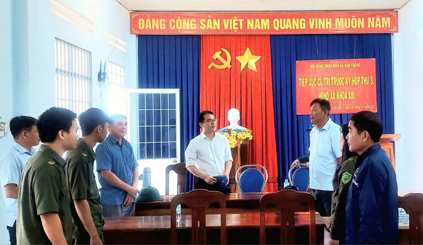 Ông Mai Hữu Bảo Huy - Bí thư Đảng ủy xã Vạn Thắng kiểm tra khu vực tránh bão của người dân tại hội trường thôn Tân Dân.