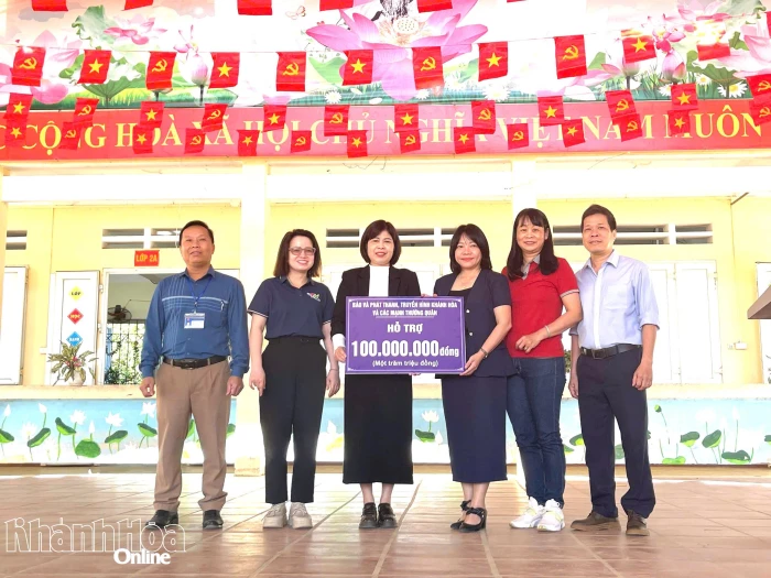 Báo và Phát thanh, Truyền hình Khánh Hòa trao 400 triệu đồng hỗ trợ các trường học bị ảnh hưởng do bão lụt