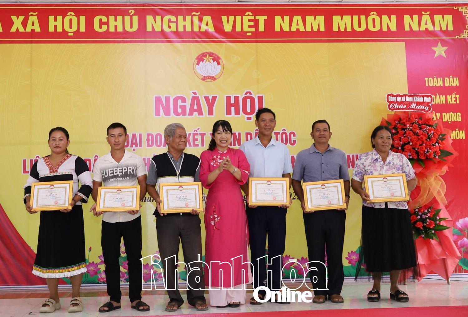 Lãnh đạo Ủy ban MTTQ Việt Nam xã Nam Khánh Vĩnh trao giấy khen cho các cá nhân.