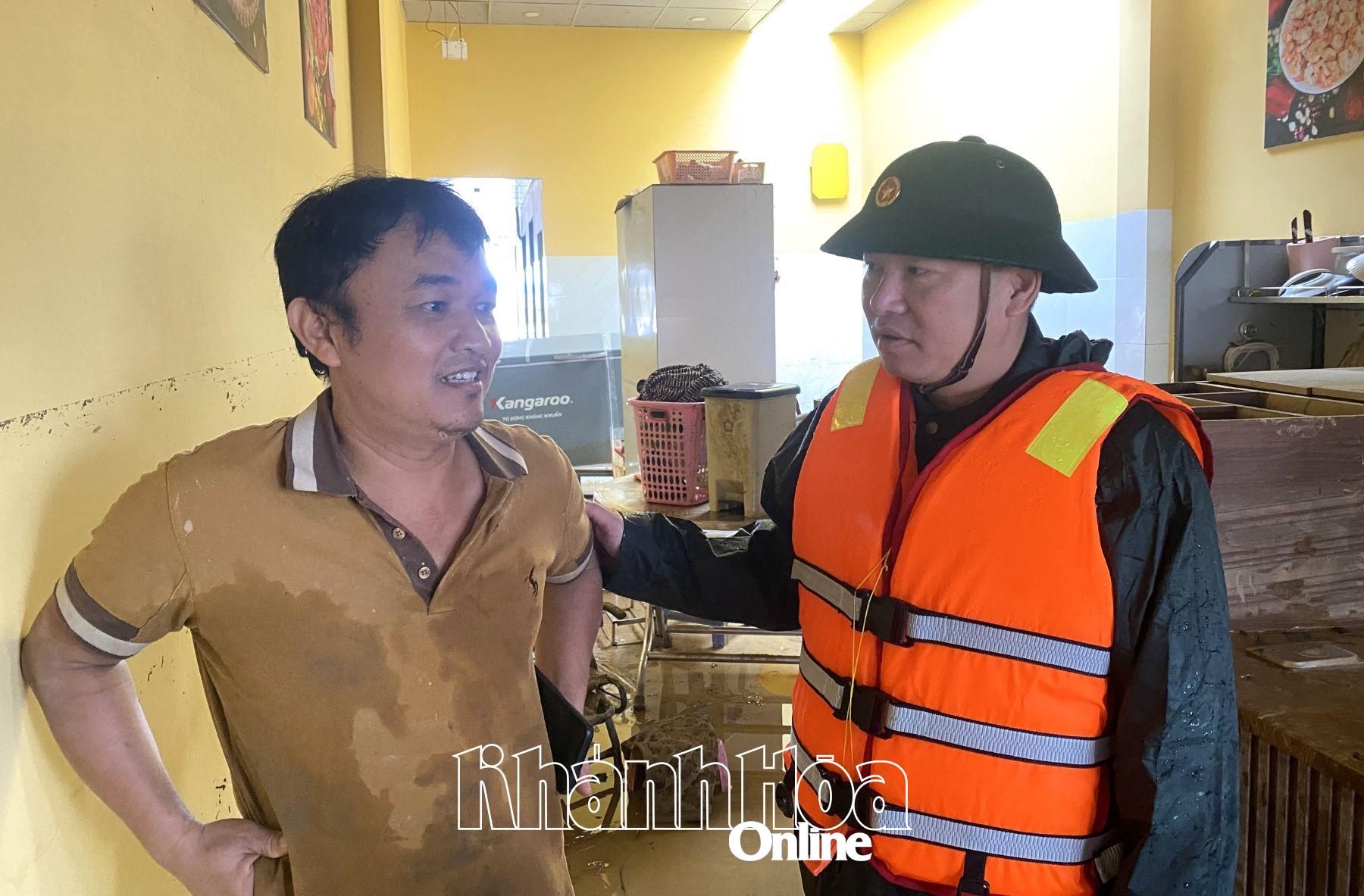 Đồng chí Hồ Xuân Trường động viên người dân vượt qua khó khăn.