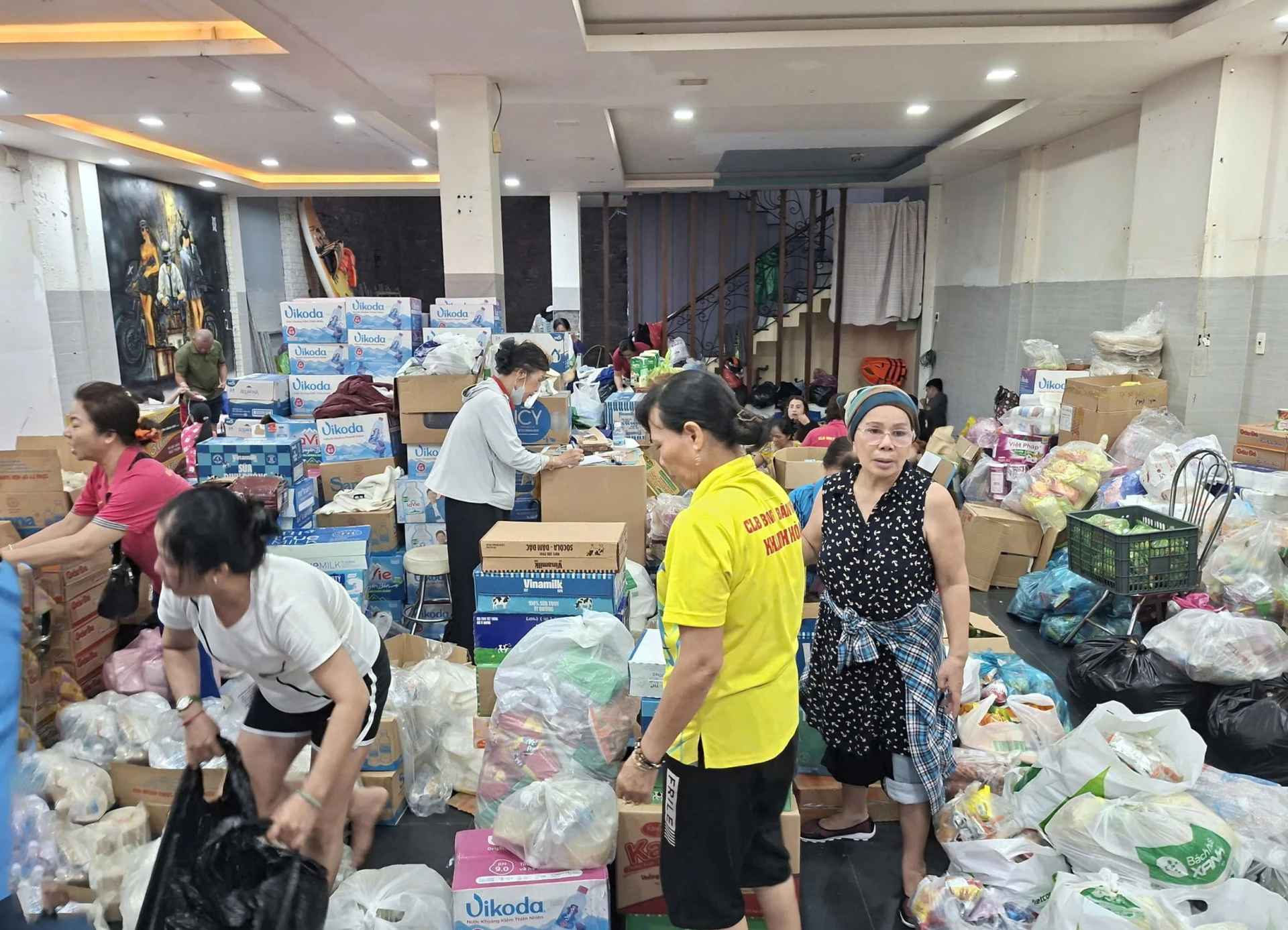 Chuẩn bị và đóng gói hàng hóa để trao tặng cho người dân bị ảnh hưởng bởi mưa lụt.