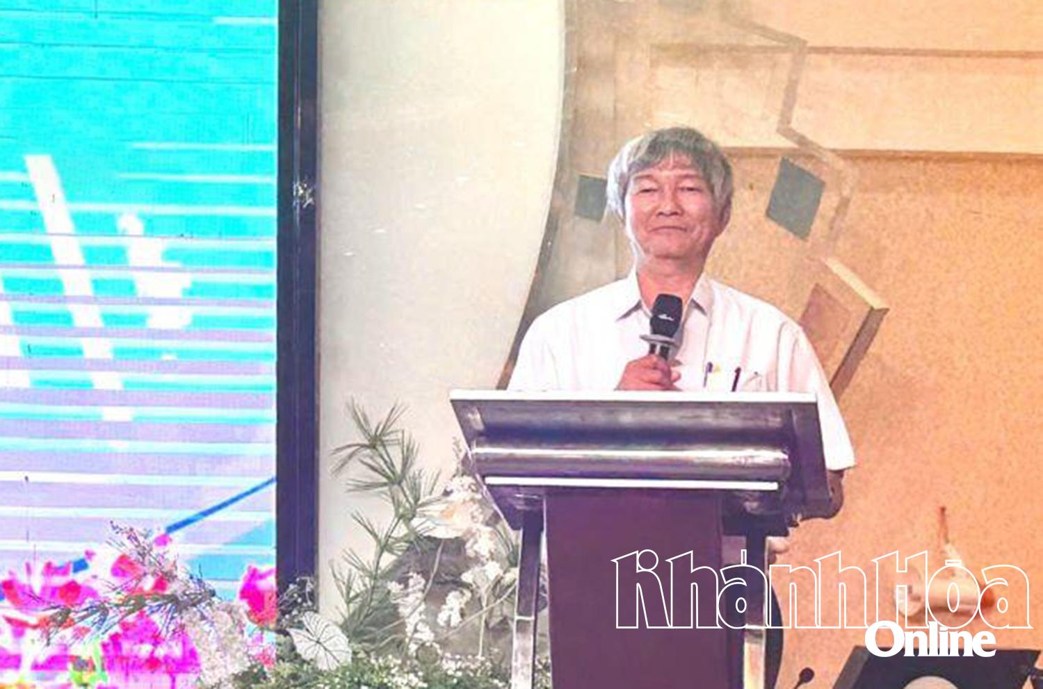 Ông Lê Đình Thuần - Phó Giám đốc phụ trách Sở Giáo dục và Đào tạo phát biểu tại hội nghị. 
