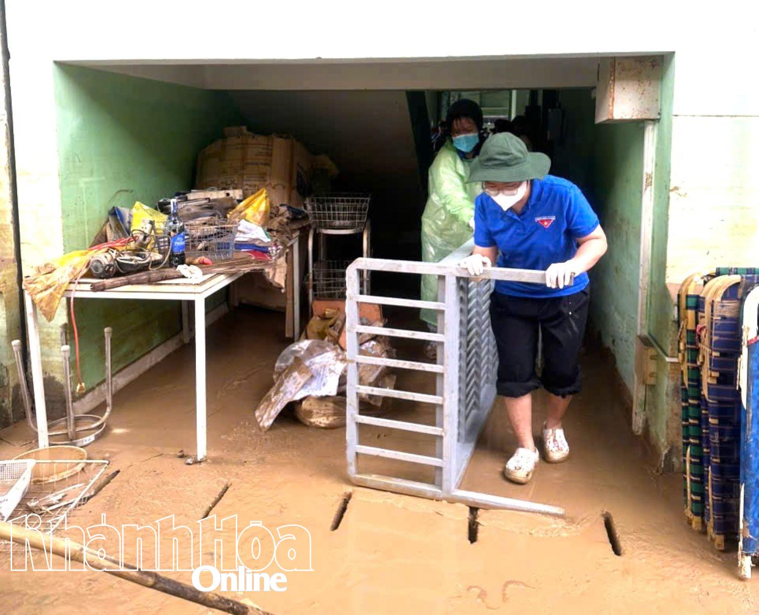 Hỗ trợ dọn dẹp tại Bệnh viện Bệnh nhiệt đới tỉnh. 