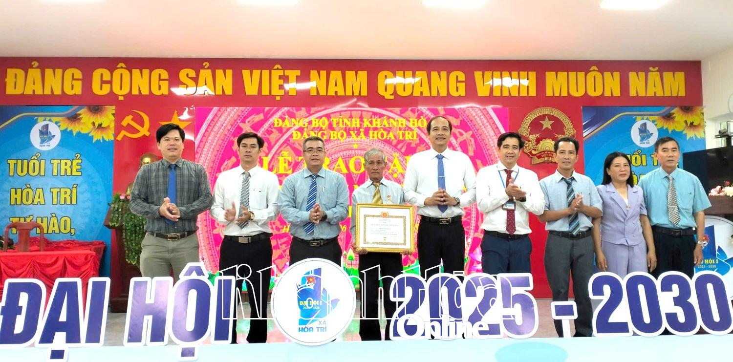 Lãnh đạo xã Hòa Trí chúc mừng ôgn Trần Văn Dũng nhận Huy hiệu 40 năm tuổi Đảng.